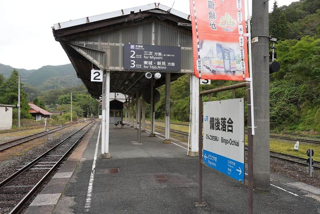 伊藤桃さんのインスタグラム写真 - (伊藤桃Instagram)「【#備後落合駅 】 油木駅から#木次線 に乗車して、再び備後落合駅に来た伊藤。 訪れたら朝9時台は備後落合駅に列車が落ち合う時間🚞 2枚目: 私が乗車してきた木次線の列車も折り返していき… ちなみに#キハ120 1！！ 3枚目: そして#カープ ラッピングのキハ120も芸備線三次方面へと向かって走っていきました。 * ここから次の列車の発車は約4時間。 こんなに長く備後落合駅に居られたことはない喜び🥰 まずはざっと駅のご紹介🥺‼️ * 4枚目: このレトロな表記がよき。駅外観！ 5枚目: 上に煙突があるのが分かるでしょうか？ この備後落合駅は…かつては有人駅、それも100人以上の方が働く大きな駅だったのです。 6枚目: 今は無人駅。でも、待合室には木次線、芸備線、そして備後落合駅にまつわる展示がなされていました。 本やかつての新聞記事、そして写真などもあり見ているだけでも時間があつまとゆーま！ * 7枚目: ホームにもいってみましょう。 8枚目: 備後落合駅には蒸気機関車もきていました。 転車台、そして苔むした給炭所がその名残… * 9枚目: 芸備線ホームは島式。 その奥にも 10枚目: 待合所があります。 同じくおろち待ちの方かな？すやすや仮眠していたのが印象的でした。笑 * つぎは…この備後落合駅を愛する人たちのおはなし。 みてねー！💛 #芸備線 #秘境駅 #ぶらり途中下車の旅 #駅 #レトロ駅」11月20日 19時37分 - itomomo_tetsu