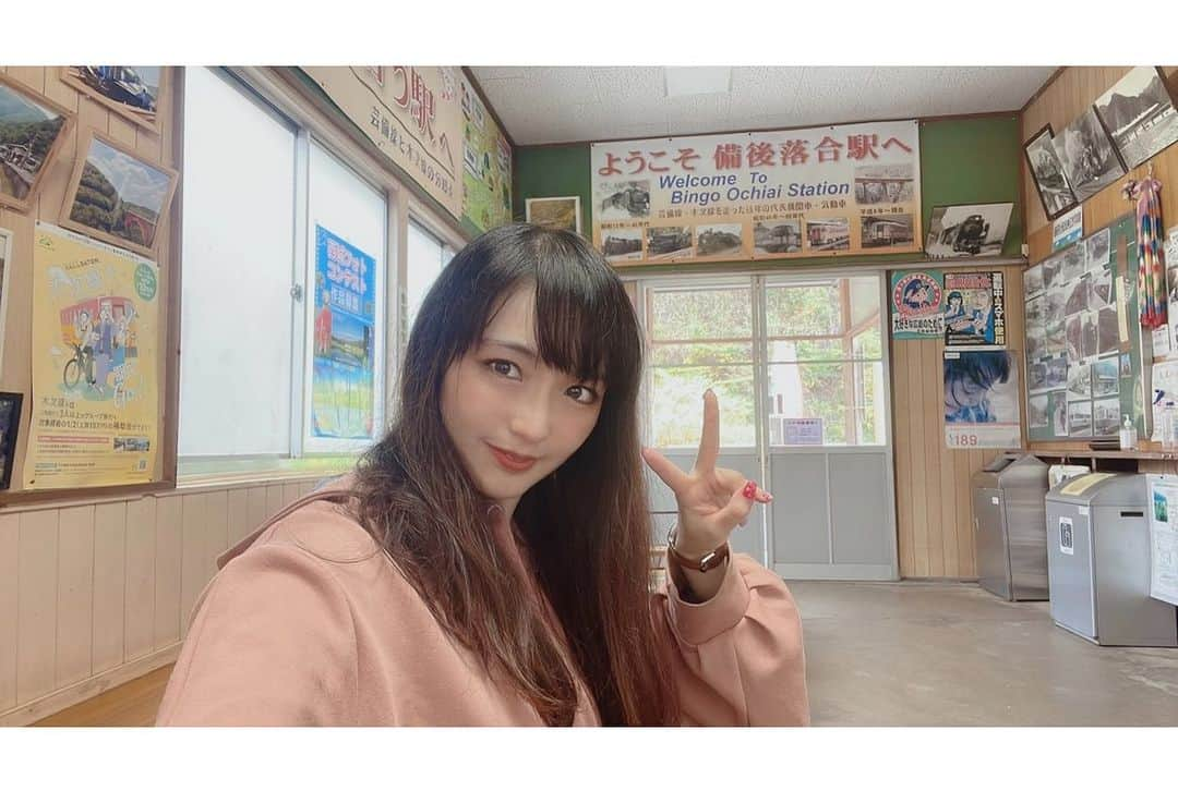 伊藤桃さんのインスタグラム写真 - (伊藤桃Instagram)「【#備後落合駅 】 油木駅から#木次線 に乗車して、再び備後落合駅に来た伊藤。 訪れたら朝9時台は備後落合駅に列車が落ち合う時間🚞 2枚目: 私が乗車してきた木次線の列車も折り返していき… ちなみに#キハ120 1！！ 3枚目: そして#カープ ラッピングのキハ120も芸備線三次方面へと向かって走っていきました。 * ここから次の列車の発車は約4時間。 こんなに長く備後落合駅に居られたことはない喜び🥰 まずはざっと駅のご紹介🥺‼️ * 4枚目: このレトロな表記がよき。駅外観！ 5枚目: 上に煙突があるのが分かるでしょうか？ この備後落合駅は…かつては有人駅、それも100人以上の方が働く大きな駅だったのです。 6枚目: 今は無人駅。でも、待合室には木次線、芸備線、そして備後落合駅にまつわる展示がなされていました。 本やかつての新聞記事、そして写真などもあり見ているだけでも時間があつまとゆーま！ * 7枚目: ホームにもいってみましょう。 8枚目: 備後落合駅には蒸気機関車もきていました。 転車台、そして苔むした給炭所がその名残… * 9枚目: 芸備線ホームは島式。 その奥にも 10枚目: 待合所があります。 同じくおろち待ちの方かな？すやすや仮眠していたのが印象的でした。笑 * つぎは…この備後落合駅を愛する人たちのおはなし。 みてねー！💛 #芸備線 #秘境駅 #ぶらり途中下車の旅 #駅 #レトロ駅」11月20日 19時37分 - itomomo_tetsu