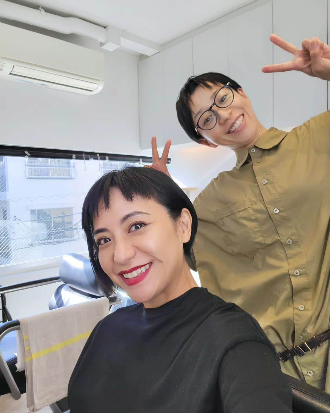 三喜本惠美さんのインスタグラム写真 - (三喜本惠美Instagram)「・ 年内のヘアカットもあと1回 今年も @twiggy_tokyo の山本さんに お世話になりました🌿  ほぼショートカット アシンメトリーな仕上がりに🌿  写真5 時計のベルトは 白→緑に付け替えて気分転換🌿  首が冷えたかしら… 首を寝違えてロキソニンテープw 脇の下をマッサージすると良いそうなので 明日の仕事中に首が痛いのが嫌なので ひたすらやってみてます。  ネックウォーマーします。」11月20日 19時33分 - megumi_mikimoto