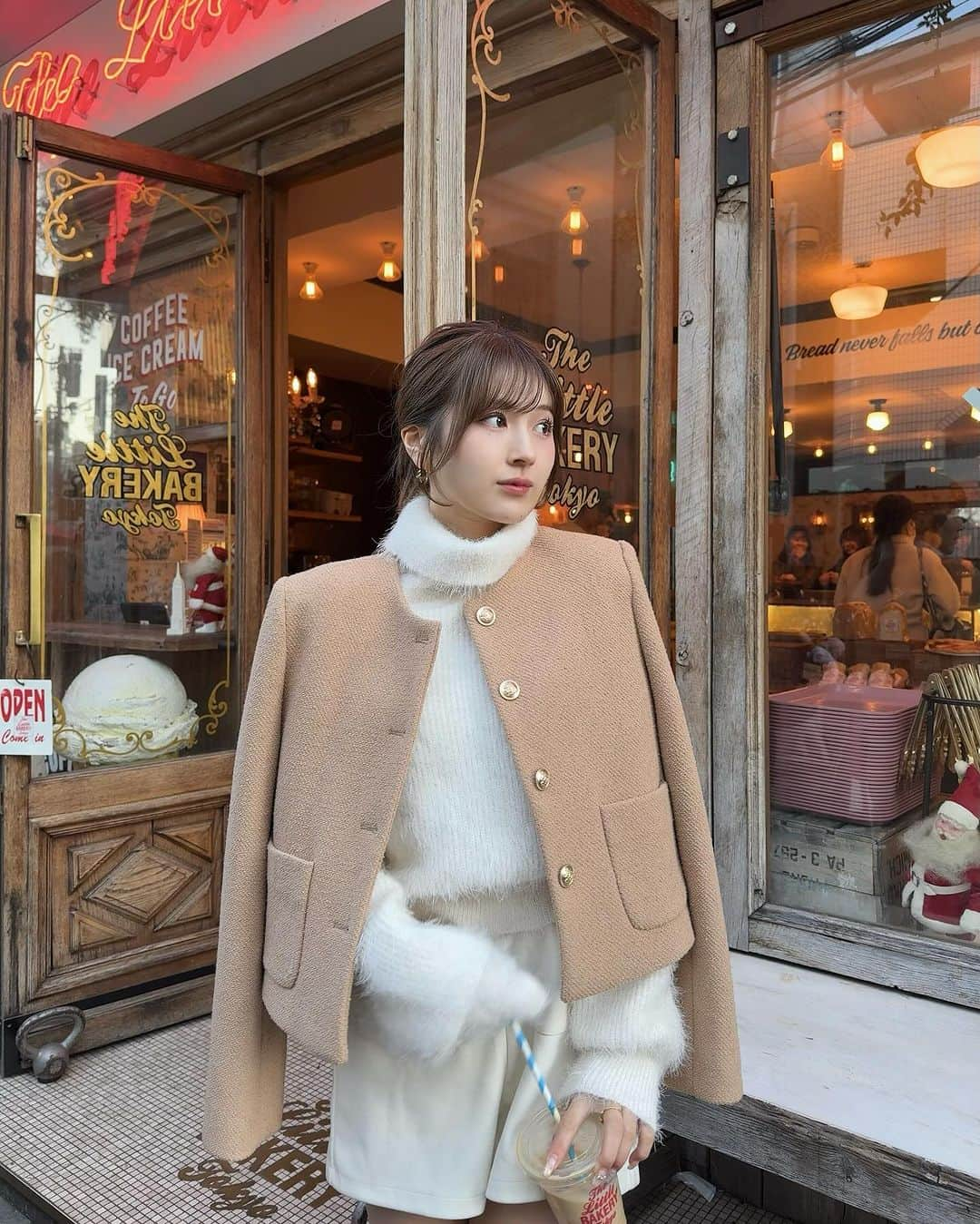 黒田莉来さんのインスタグラム写真 - (黒田莉来Instagram)「white coordinate 🐻‍❄️🎄  ふわふわなトップスは @proportionbodydressing ♡ ちらっと肌見せできる肩のカットがかわいい☁️  そして大きなかわいいワンさんにも出逢えて しあわせな気持ちに🐶♡♡  クリスマス好きすぎて 最近の写真がクリスマスツリーばかりになってきているので そろそろ控えます…^_^  #pr #proportionbodydressing #プロポーションボディードレッシング #プロポ #PBD#表参道カフェ#thelittlebakerytokyo」11月20日 19時34分 - kuroda_tomatochan