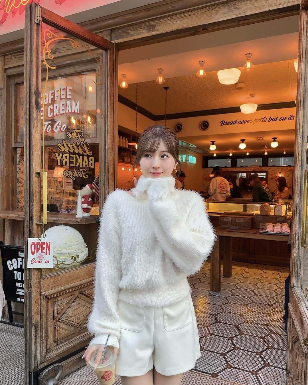 黒田莉来さんのインスタグラム写真 - (黒田莉来Instagram)「white coordinate 🐻‍❄️🎄  ふわふわなトップスは @proportionbodydressing ♡ ちらっと肌見せできる肩のカットがかわいい☁️  そして大きなかわいいワンさんにも出逢えて しあわせな気持ちに🐶♡♡  クリスマス好きすぎて 最近の写真がクリスマスツリーばかりになってきているので そろそろ控えます…^_^  #pr #proportionbodydressing #プロポーションボディードレッシング #プロポ #PBD#表参道カフェ#thelittlebakerytokyo」11月20日 19時34分 - kuroda_tomatochan