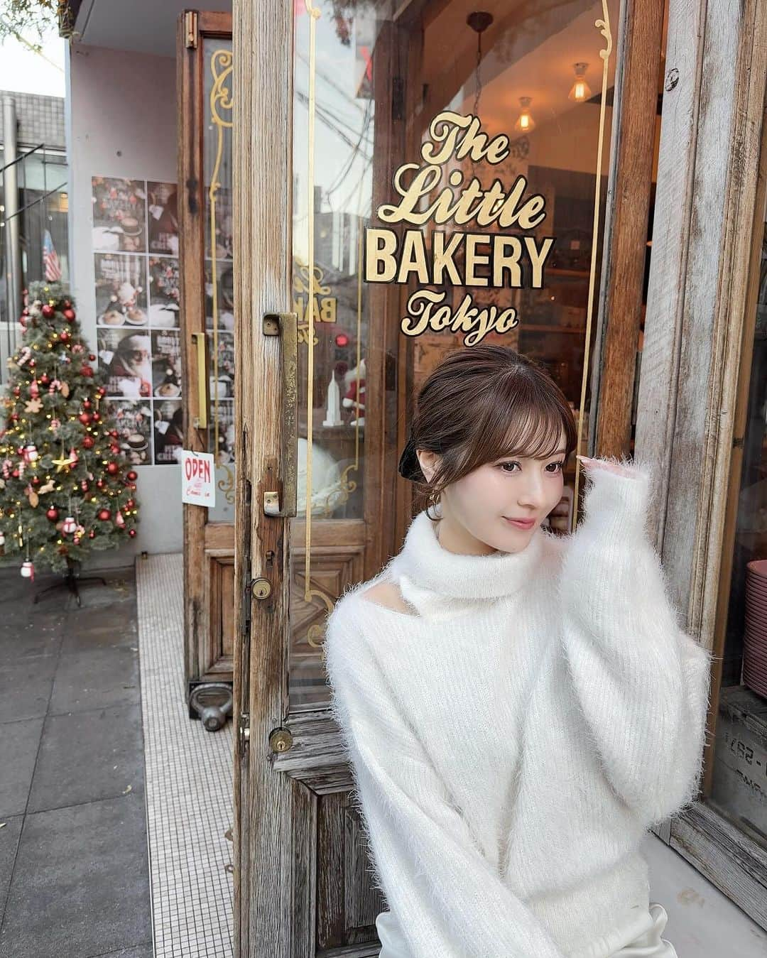 黒田莉来のインスタグラム：「white coordinate 🐻‍❄️🎄  ふわふわなトップスは @proportionbodydressing ♡ ちらっと肌見せできる肩のカットがかわいい☁️  そして大きなかわいいワンさんにも出逢えて しあわせな気持ちに🐶♡♡  クリスマス好きすぎて 最近の写真がクリスマスツリーばかりになってきているので そろそろ控えます…^_^  #pr #proportionbodydressing #プロポーションボディードレッシング #プロポ #PBD#表参道カフェ#thelittlebakerytokyo」