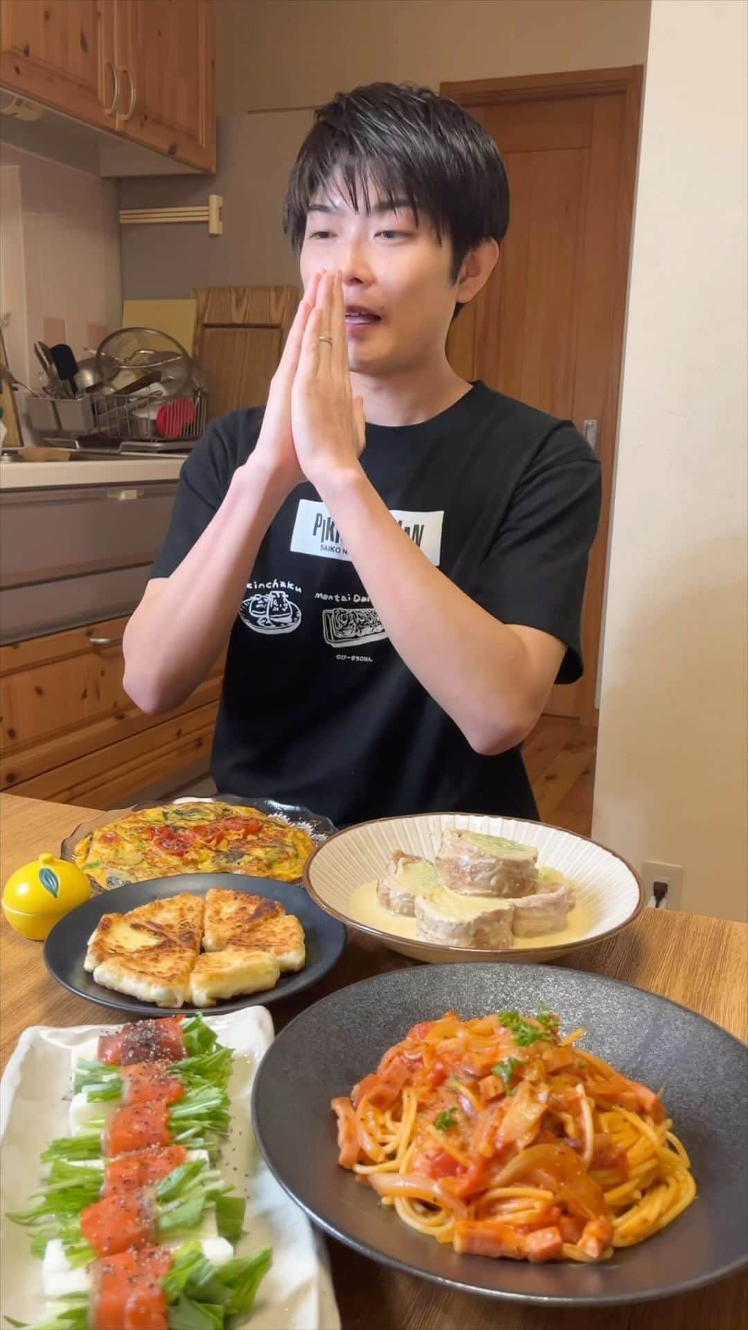 ぴーきちのインスタグラム：「おつまみ担当の夫でございます！  【水菜と長芋のスモークサーモン巻き】 〈材料〉 スモークサーモン7枚 長芋適量 水菜適量 A オリーブオイル適量 ブラックペッパー適量  〈作り方〉 ①長芋は短冊切り、水菜は食べやすい大きさに切る。 ②スモークサーモンで長芋と水菜を巻く。 ③器に盛りAをかける。  【餃子の皮とチーズのうまいやつ】 〈材料〉 6Pチーズ1箱 餃子の皮12枚 ケチャップ適量  〈作り方〉 ①餃子の皮でチーズを包む。 ②フライパンに油を熱して焼き目をつける。 ③お皿に盛りケチャップを添える。  【オムレツ】 （材料） たまねぎ1/4個 アスパラ2本 ミニトマト3個 ほうれん草50g 卵4個 A 粉チーズ大さじ2 塩こしょう少々 顆粒コンソメ小さじ1  〈作り方〉 ①たまねぎは薄切り、アスパラは1cm幅、ミニトマトは半分に切ります。 ②フライパンにオリーブ油を熱して、たまねぎとアスパラを加え、塩コショウで炒めます。 ③ ボールにたまごを溶き、ミニトマト/②/Aを加えて混ぜます。 ④フライパンにオリーブ油を熱して、③を加えて、両面焼く。  【キャベツの肉巻きチーズクリーム】 〈材料〉（2人前） キャベツ200g 豚バラ肉200g 片栗粉大さじ1 お酒大さじ1 A 生クリーム200ml コンソメ小さじ1 塩こしょう適量 ピザ用チーズ適量  〈作り方〉 ①キャベツは耐熱容器に入れ、ラップをして電子レンジ（600W）で2〜3分加熱して、水気を切る。 ②豚バラ肉に塩コショウを振り、筒状に丸めたキャベツを乗せて巻きつけ、片栗粉を全体にまぶす。 ③フライパンに油を熱し、②を焼く。 全体に焼き目が付いたら、お酒を加えて蓋をして中まで火を通す。 ④ Aを入れて、全体に絡める。  【トマトクリームパスタ】 〈材料〉 パスタ150g 玉ねぎ1/4個 ベーコン40g にんにく1かけ 粉チーズ適量 パセリ適量 A トマト缶100g 生クリーム（牛乳でも🙆‍♂️）50ml コンソメ小さじ1 塩少々 ブラックペッパー少々  〈作り方〉 ①玉ねぎとにんにくはみじん切り、ベーコンは1cm幅に切る。 ②フライパンにオイルオイルとにんにくを加えて、にんにくの香りが出るまで熱する。 ③ ベーコンと玉ねぎを炒め、Aを加えて煮立たせる。 ④表記通りに茹でたパスタを入れ混ぜる。 ⑤お皿に盛り粉チーズとパセリを振る。  ～～～～～～～～～～～～～～～～～～～～～～～～～～～～～～～～～～  レシピ本第二弾「おつかれごはん おかわり」作っちゃいました！ Amazonや楽天でチェックしてみてくださーーーーい🥰✨  #おつまみ  #おうち時間  #おうち居酒屋  #料理動画  #料理レシピ  #簡単レシピ  #簡単おつまみ  #おかず  #レシピ」