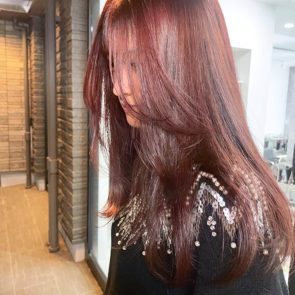飛田彩のインスタグラム：「ブリーチなしでも透明感発色綺麗に出せます🫶🏻  ケアストレートもしているのにこの質感🥰  ご相談お待ちしています👍👍👍  ストーリーにて空き情報を流していますのでよろしくお願いします🫶🏻」