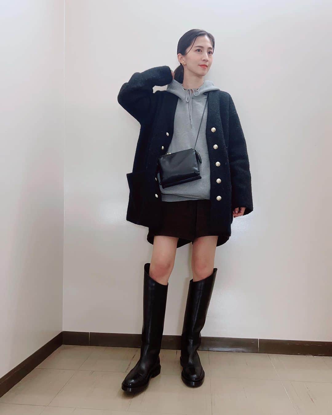 安田美沙子さんのインスタグラム写真 - (安田美沙子Instagram)「ロングブーツおろしました🤍  韓国で買ったショートパンツもやっと履けた✨  寒くなって来たけど、足だしていこう。笑  昨日は、仲良しファミリーとゆずさんのLIVEへ。。。  高校生からゆずっこな私は、まさか家族でこうして見にくるとは想像つかなかった。。  それはそれはもう、キラキラしていて。。  突き抜けた歌声を聞くと、元気一杯になりました🤍  これからも、沢山の希望を。。。  素敵な夜をありがとうございました🌈  #ライブ #動きやすくいこう #ブーツ @jilsander  #jacket @brill_jp #knit @victim.jp  #bag  @therow  @yuma_516 #thanks #みさこファッション」11月20日 19時44分 - yasuda_misako