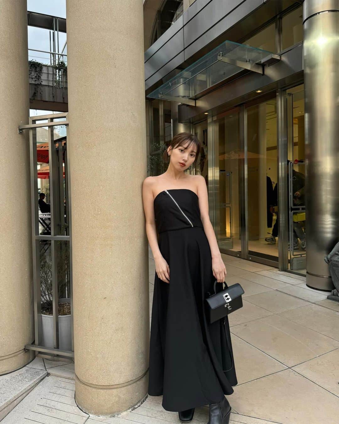 谷川菜奈のインスタグラム：「お気に入りベアワンピが やっと発売だ〜🖤 1枚でも、ニット合わせも、オケージョンにも..✨ 後ろゴムなのでみんな着やすいよ☺️ op @leannofficial」