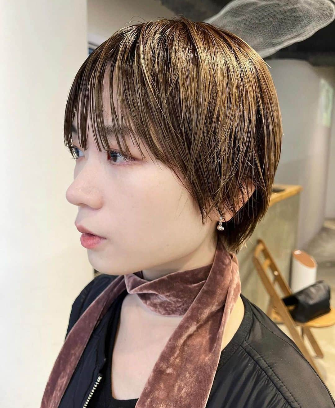 nanukのインスタグラム：「ショートから伸ばし中。 伸びた毛先が肌に馴染む感じがまたcool . hair/ @anraku_nanuk  . #guestnanuk . #ショート#ショートヘア#マッシュショート#ショートカット#マッシュ#ショート女子#マニッシュショート#ショートヘアー#ハンサムショート#ハンサムショート女子#ショートカット女子」