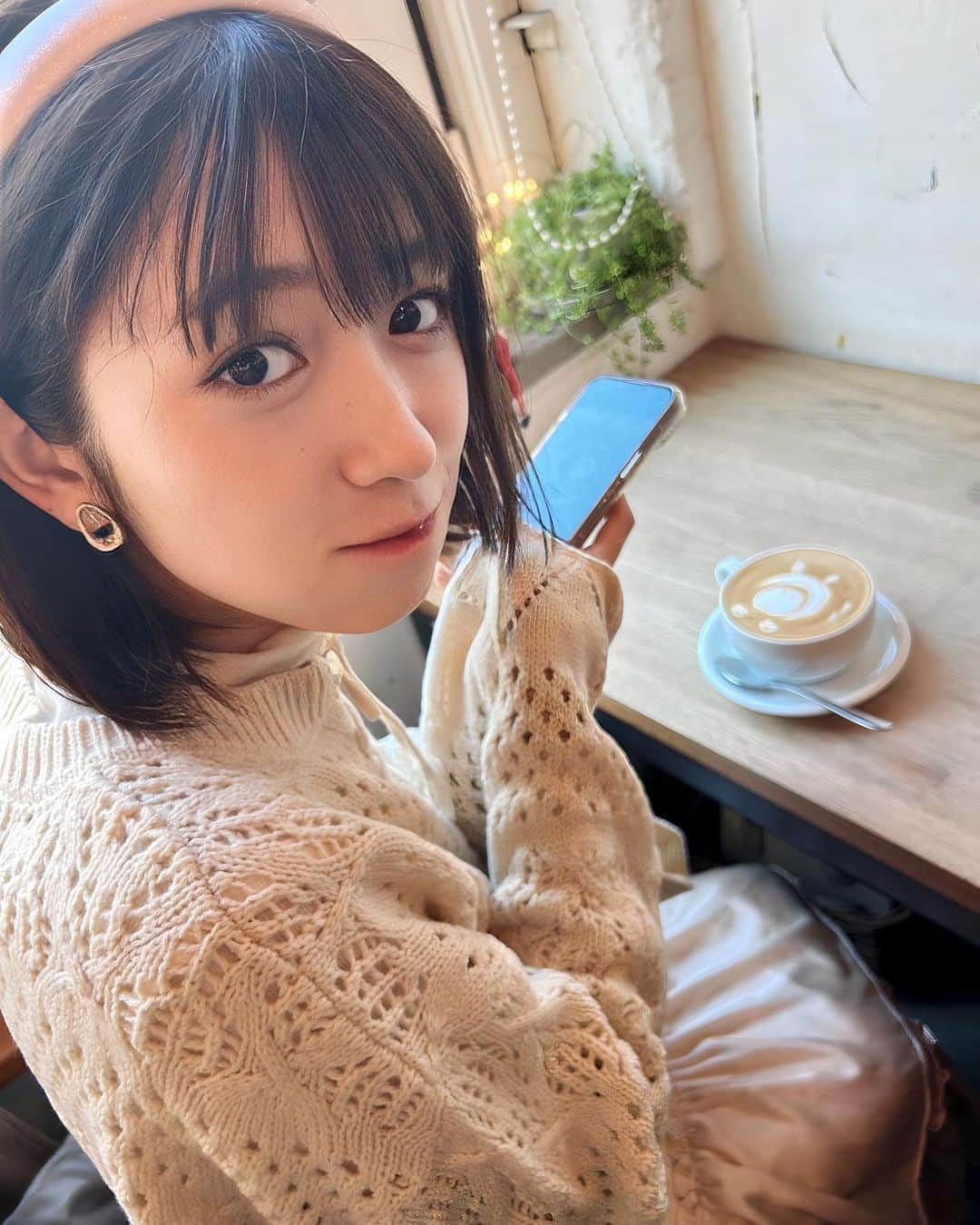 小泉遥香のインスタグラム：「￤𝓵𝓪𝓽𝓽𝓮 𝓪𝓻𝓽…☕️💭💕  写真撮ってる所を撮られた図☺️笑  かわいい？⸜❤︎⸝‍  ラテアートってかわいくて大好き😌☕💭  飲むの勿体なくなっちゃうよね🥺 はるラテアートを崩さず飲むの得意だよ！笑笑  #おはる#小泉遥香#コーヒー#ラテアート#カフェラテ#ラテ#都内カフェ#新宿カフェ#クリスマス#デート#クリスマスデート #coffee #cafe#latte#christmas #date」