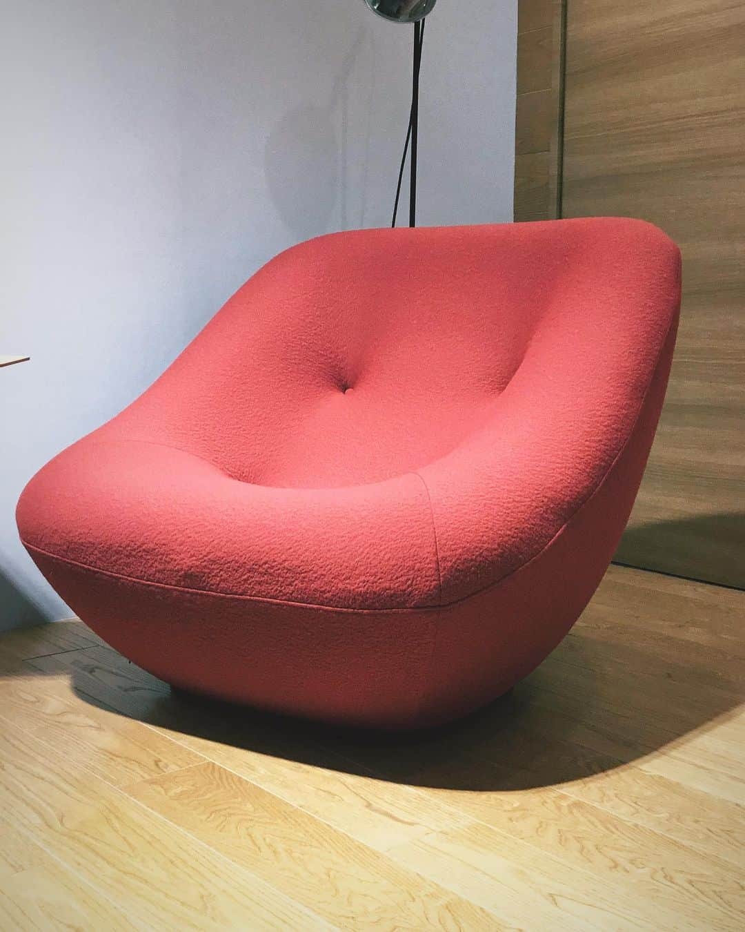 ligne roset shopさんのインスタグラム写真 - (ligne roset shopInstagram)「ROSETBonnie【ロゼボニー】 フランスの巨匠ピエールポランさんのデザインによるソファ、ロゼボニーの現行モデルが久しぶりの入荷です♪ 絶妙な曲線美と最高のシーティングを合わせ持つ、最高のパーソナルソファのひとつです♪  ROSETBonnie armchair W 960  D 940  H 800  SH360  #ligneroset#lignerosetginza#ginza#interior#room#design#sofa#furniture#room#myligneroset  #リーンロゼ#リーンロゼ銀座#銀座#インテリア#インテリアコーディネート#家具#ソファ#リノベーション#リーンロゼのある暮らし  @ligneroset_jp」11月20日 19時39分 - ligneroset_jp_shop