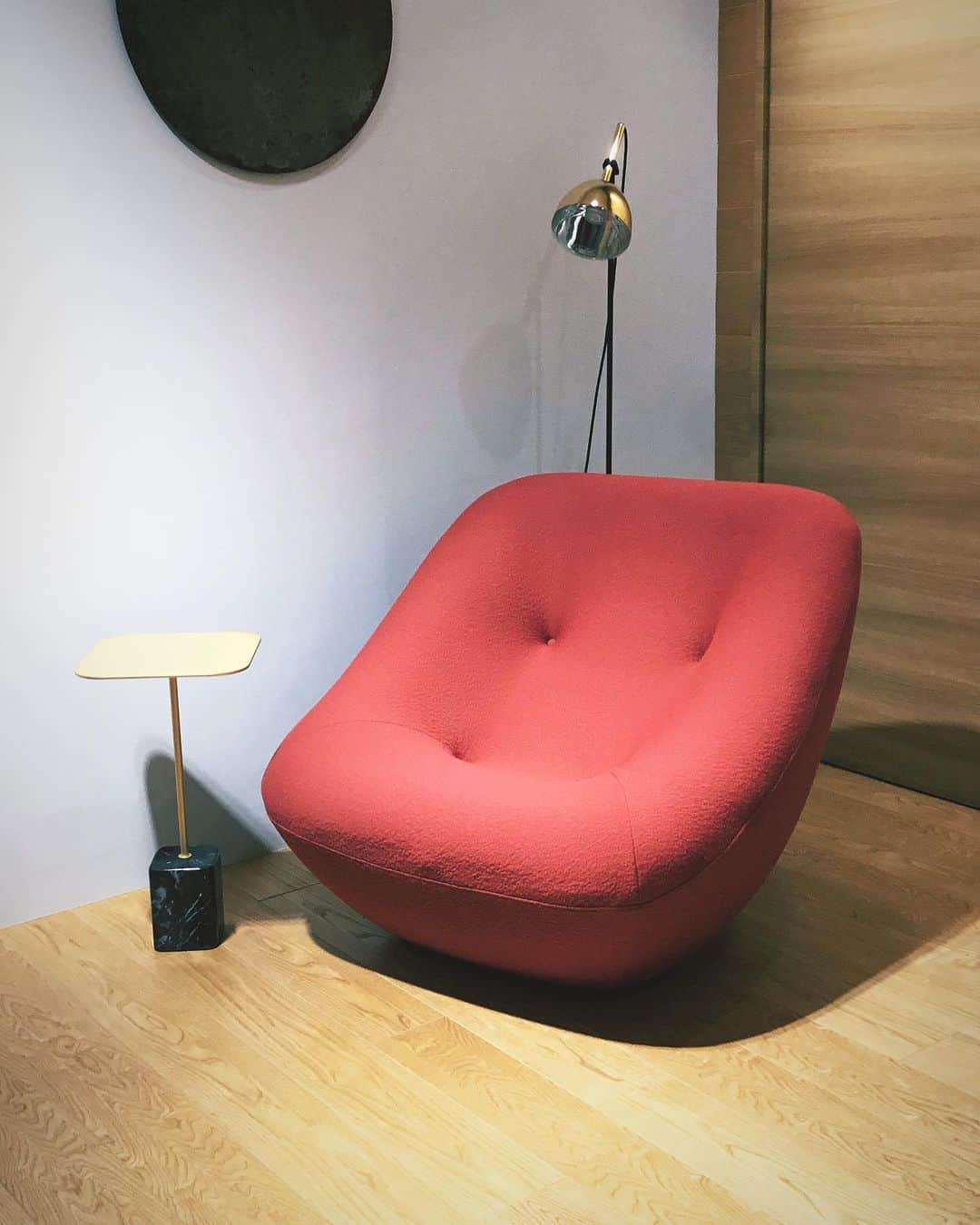 ligne roset shopさんのインスタグラム写真 - (ligne roset shopInstagram)「ROSETBonnie【ロゼボニー】 フランスの巨匠ピエールポランさんのデザインによるソファ、ロゼボニーの現行モデルが久しぶりの入荷です♪ 絶妙な曲線美と最高のシーティングを合わせ持つ、最高のパーソナルソファのひとつです♪  ROSETBonnie armchair W 960  D 940  H 800  SH360  #ligneroset#lignerosetginza#ginza#interior#room#design#sofa#furniture#room#myligneroset  #リーンロゼ#リーンロゼ銀座#銀座#インテリア#インテリアコーディネート#家具#ソファ#リノベーション#リーンロゼのある暮らし  @ligneroset_jp」11月20日 19時39分 - ligneroset_jp_shop