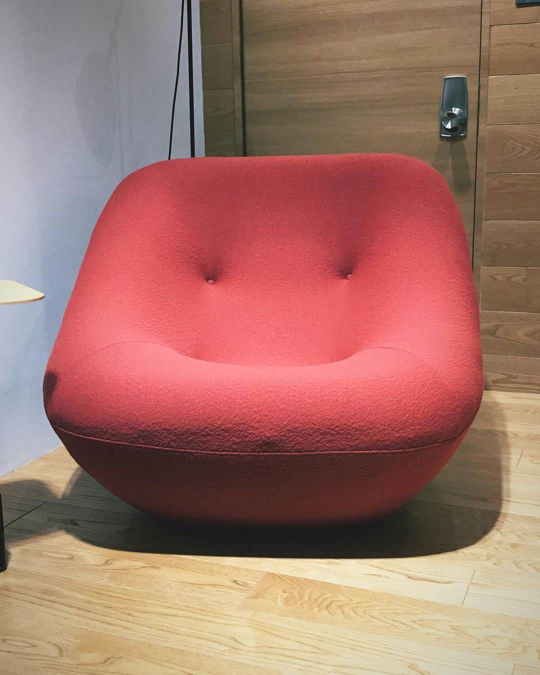 ligne roset shopさんのインスタグラム写真 - (ligne roset shopInstagram)「ROSETBonnie【ロゼボニー】 フランスの巨匠ピエールポランさんのデザインによるソファ、ロゼボニーの現行モデルが久しぶりの入荷です♪ 絶妙な曲線美と最高のシーティングを合わせ持つ、最高のパーソナルソファのひとつです♪  ROSETBonnie armchair W 960  D 940  H 800  SH360  #ligneroset#lignerosetginza#ginza#interior#room#design#sofa#furniture#room#myligneroset  #リーンロゼ#リーンロゼ銀座#銀座#インテリア#インテリアコーディネート#家具#ソファ#リノベーション#リーンロゼのある暮らし  @ligneroset_jp」11月20日 19時39分 - ligneroset_jp_shop