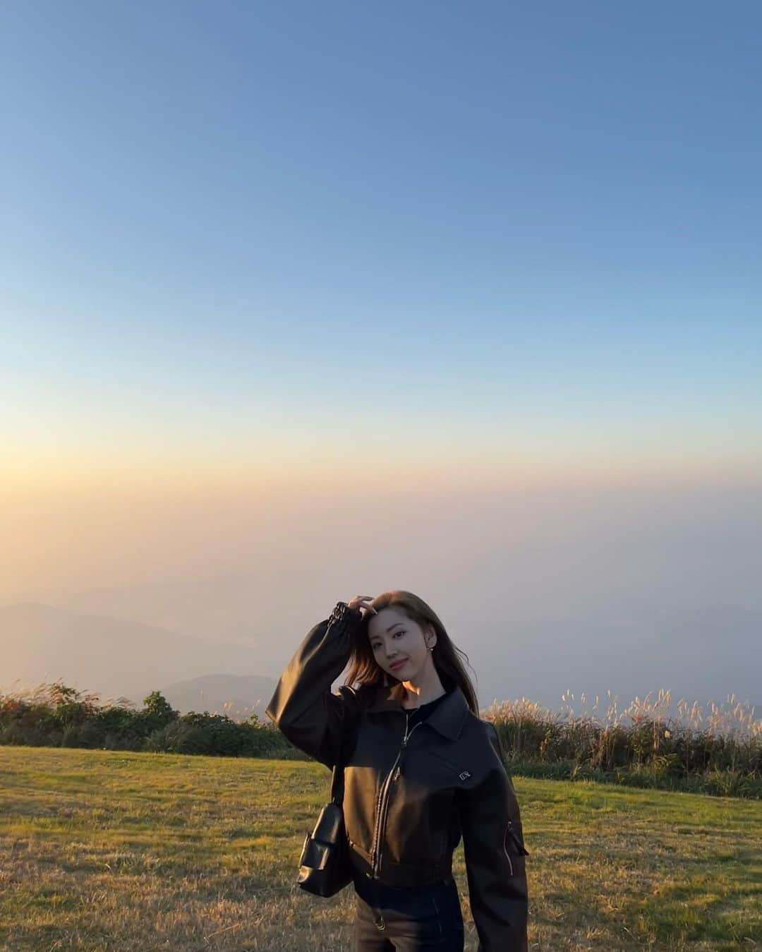 濵松里緒菜さんのインスタグラム写真 - (濵松里緒菜Instagram)「Perfect timing, perfect view.  山の上だったからすごく寒かったけど、 この綺麗な景色を見られて本当に良かった☺️  最後の写真で 芝生がハートの形になってるのかわいい🥰  #日本 #自然 #景色 #nature #japan #fashion #ootd #view」11月20日 19時40分 - riona_hamamatsu
