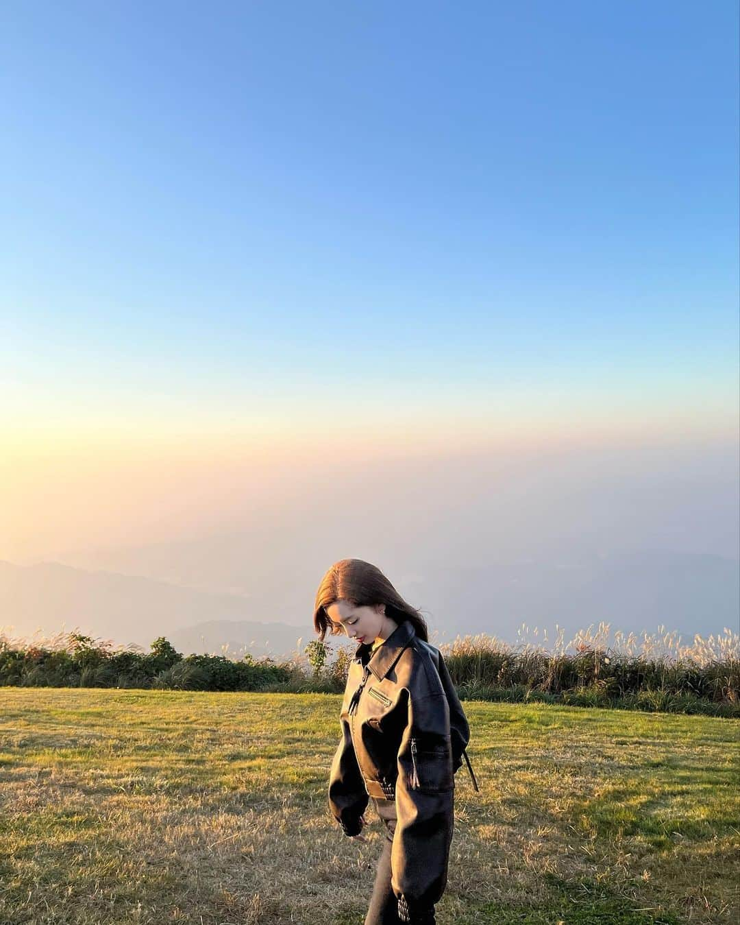 濵松里緒菜のインスタグラム：「Perfect timing, perfect view.  山の上だったからすごく寒かったけど、 この綺麗な景色を見られて本当に良かった☺️  最後の写真で 芝生がハートの形になってるのかわいい🥰  #日本 #自然 #景色 #nature #japan #fashion #ootd #view」