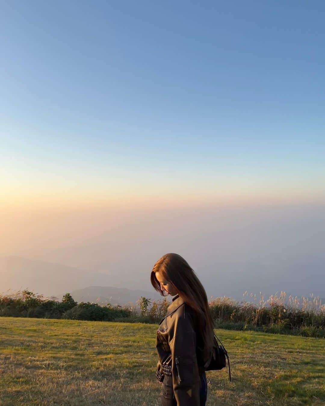 濵松里緒菜さんのインスタグラム写真 - (濵松里緒菜Instagram)「Perfect timing, perfect view.  山の上だったからすごく寒かったけど、 この綺麗な景色を見られて本当に良かった☺️  最後の写真で 芝生がハートの形になってるのかわいい🥰  #日本 #自然 #景色 #nature #japan #fashion #ootd #view」11月20日 19時40分 - riona_hamamatsu