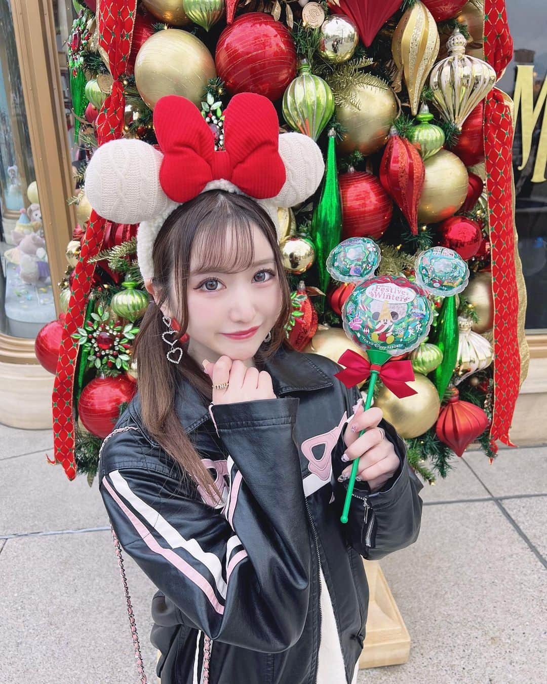 あいにゃんのインスタグラム：「クリスマスディズニー行ってきた🎄❤️.* * * #ディズニーコーデ #ディズニー #ディズニーシー #ディズニー #ディズニーカチューシャ #東京ディズニーシー #クリスマスディズニー #ディズニークリスマス #disney #disneysea #tds #christmas #christmasdisney #disneychristmas #fyp #コンカフェ #コンカフェ嬢 #アイドル #キャバクラ #キャバ嬢 #歌舞伎町キャバ嬢」