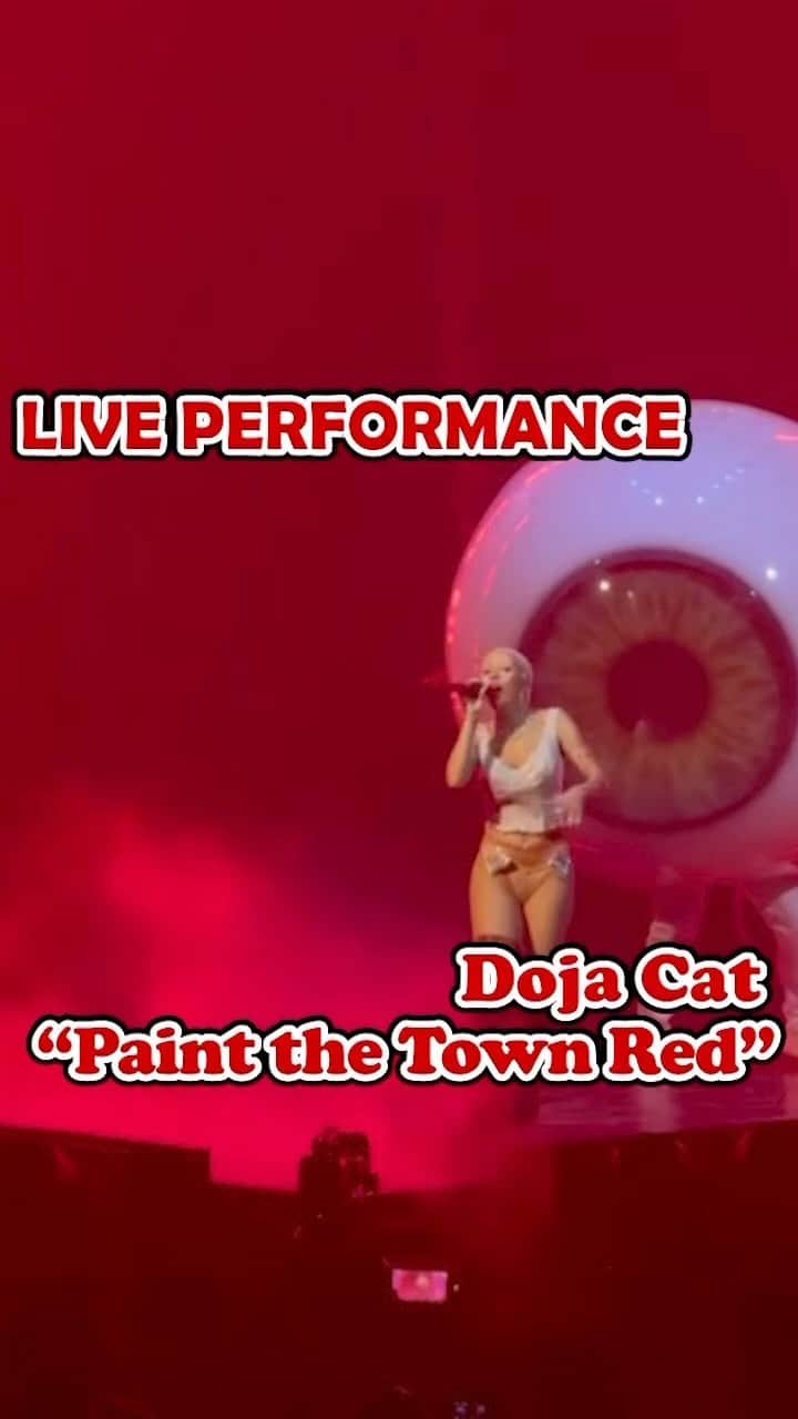 ソニー・ミュージック洋楽のインスタグラム：「最新アルバム『Scarlet』を引っ提げ、北米ツアー中のドージャ・キャット🐾 貴重なライブ映像をお届け✨  ライブ楽しそうー‼️  “Paint The Town Red” from Doja Cat - The Scarlet Tour  #dojacat #ドージャキャット#paintthetownred #ライブ #ライブ映像 #洋楽」