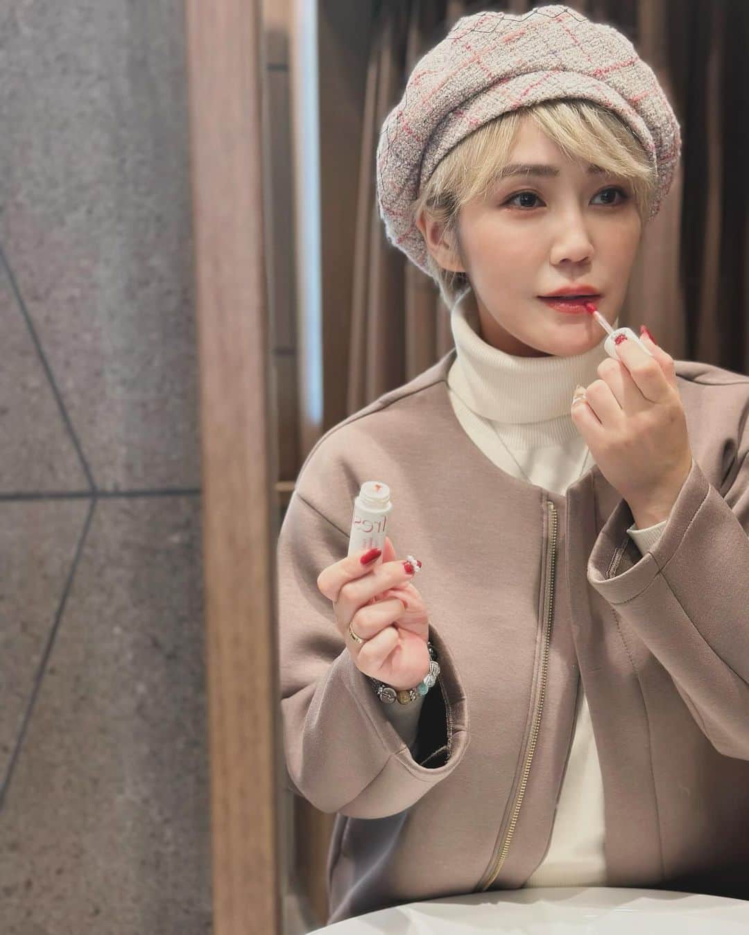 星読みプリンセス・エリ様のインスタグラム：「リップケア成分配合でセラムテクスチャーな ヴィーガンセラムリップティント💄 ⁡ お花からインスピレーションを受けた７色展開。  提供していただいたのは 02 Garden フレッシュコーラル 03 Preserved トーンダウンピンク 05 Rough チリレッド ⁡ ⁡ クリアなつや感と、ティントなのでモチが良い💋 私は03のピンクがお気に入り🩷 ⁡ ⁡ Qoo10メガ割期間中（11月22日から12月3日） 【ティント1+1 イベント開催】 Wクーポン適応で3030円→2300円で販売予定！ ⁡ 期間中はお安く買えるのでチェックしてみてね💄 ⁡ ⁡ #PR @freshian.official_jp  ⁡ #freshian #フレシアン #ヴィーガンセラムリップティント #韓国コスメ#ヴィーガンリップティント #花びらティント#ヴィーガンティント」
