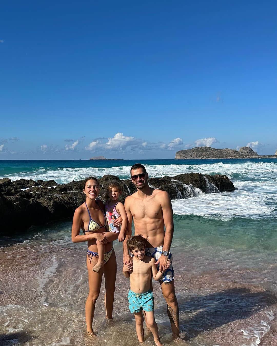 モルガン・シュネデルランのインスタグラム：「Family is not a important thing ..ITS EVERYTHING😍  #greeceinnovember💕」