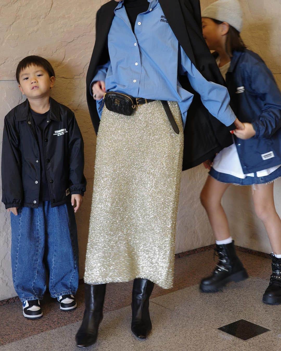 正中雅子さんのインスタグラム写真 - (正中雅子Instagram)「久しぶりにお出かけらしいことした日曜🫶✨  そんで、久しぶりに3人で写真撮ってくれた🫶  娘と息子でこれまた久しぶりにお揃いのコーチジャケットもパパに買ってもらってお気に入り☆  お昼までゆっくりして、天王寺動物園行ってうめだ阪急(阪急滞在はたぶん30分以内😇)行って 夕飯食べて帰って大充実でした🐙🦧🍴🛍️  子供達の洋服にDM多くもらっていたので2枚目にタグ付けています🏷️✨  🧑🏻 knit&skirt @machatt_  shirt &pouch @miumiu  jacket @maisontherow  shoes @khaite_ny   👧🏻 long T shirt @facade.apt  @uno.babewear  skirt&boots @zarakids  knit cap @main_story_uk  @kinuandkotta  jacket @neighborhood_official   👦🏻 T shirt @eastendhighlanders  jacket @neighborhood_official  denim @ziggyzaza_  @uno.babewear  shoes @nike   でした🩵🩵🩵  #masaco服 #familystyle #親子コーデ #MACHATT#miumiu#therow#zara#zarakids #neighborhood #nike」11月20日 19時45分 - masacoshonaka