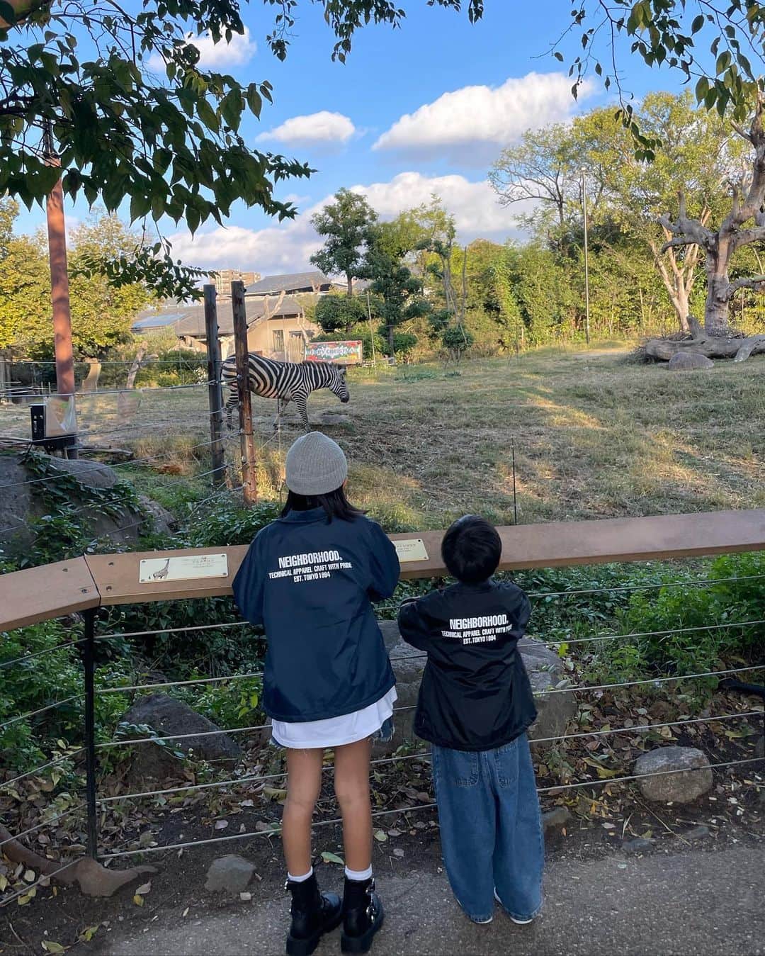 正中雅子さんのインスタグラム写真 - (正中雅子Instagram)「久しぶりにお出かけらしいことした日曜🫶✨  そんで、久しぶりに3人で写真撮ってくれた🫶  娘と息子でこれまた久しぶりにお揃いのコーチジャケットもパパに買ってもらってお気に入り☆  お昼までゆっくりして、天王寺動物園行ってうめだ阪急(阪急滞在はたぶん30分以内😇)行って 夕飯食べて帰って大充実でした🐙🦧🍴🛍️  子供達の洋服にDM多くもらっていたので2枚目にタグ付けています🏷️✨  🧑🏻 knit&skirt @machatt_  shirt &pouch @miumiu  jacket @maisontherow  shoes @khaite_ny   👧🏻 long T shirt @facade.apt  @uno.babewear  skirt&boots @zarakids  knit cap @main_story_uk  @kinuandkotta  jacket @neighborhood_official   👦🏻 T shirt @eastendhighlanders  jacket @neighborhood_official  denim @ziggyzaza_  @uno.babewear  shoes @nike   でした🩵🩵🩵  #masaco服 #familystyle #親子コーデ #MACHATT#miumiu#therow#zara#zarakids #neighborhood #nike」11月20日 19時45分 - masacoshonaka