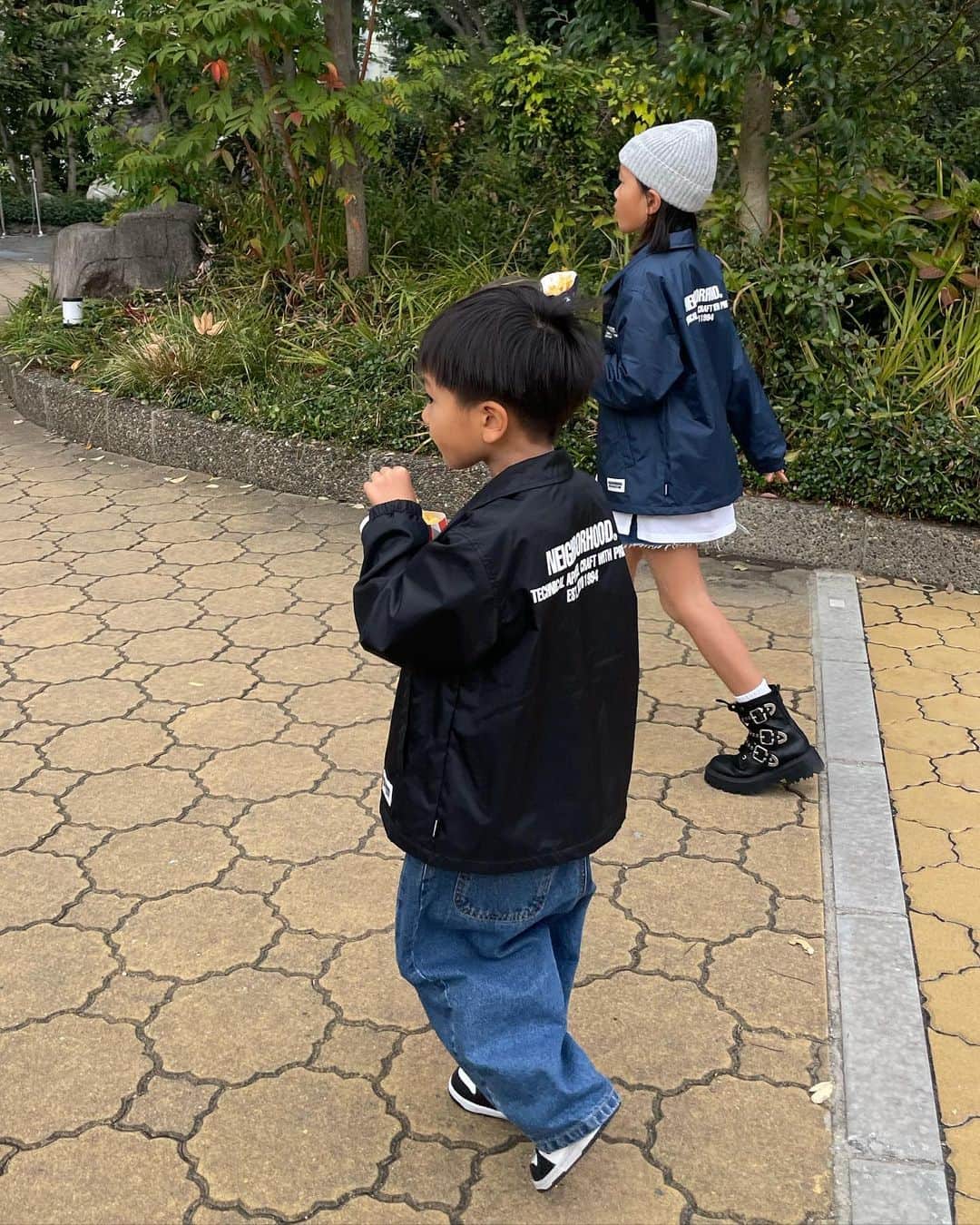 正中雅子さんのインスタグラム写真 - (正中雅子Instagram)「久しぶりにお出かけらしいことした日曜🫶✨  そんで、久しぶりに3人で写真撮ってくれた🫶  娘と息子でこれまた久しぶりにお揃いのコーチジャケットもパパに買ってもらってお気に入り☆  お昼までゆっくりして、天王寺動物園行ってうめだ阪急(阪急滞在はたぶん30分以内😇)行って 夕飯食べて帰って大充実でした🐙🦧🍴🛍️  子供達の洋服にDM多くもらっていたので2枚目にタグ付けています🏷️✨  🧑🏻 knit&skirt @machatt_  shirt &pouch @miumiu  jacket @maisontherow  shoes @khaite_ny   👧🏻 long T shirt @facade.apt  @uno.babewear  skirt&boots @zarakids  knit cap @main_story_uk  @kinuandkotta  jacket @neighborhood_official   👦🏻 T shirt @eastendhighlanders  jacket @neighborhood_official  denim @ziggyzaza_  @uno.babewear  shoes @nike   でした🩵🩵🩵  #masaco服 #familystyle #親子コーデ #MACHATT#miumiu#therow#zara#zarakids #neighborhood #nike」11月20日 19時45分 - masacoshonaka