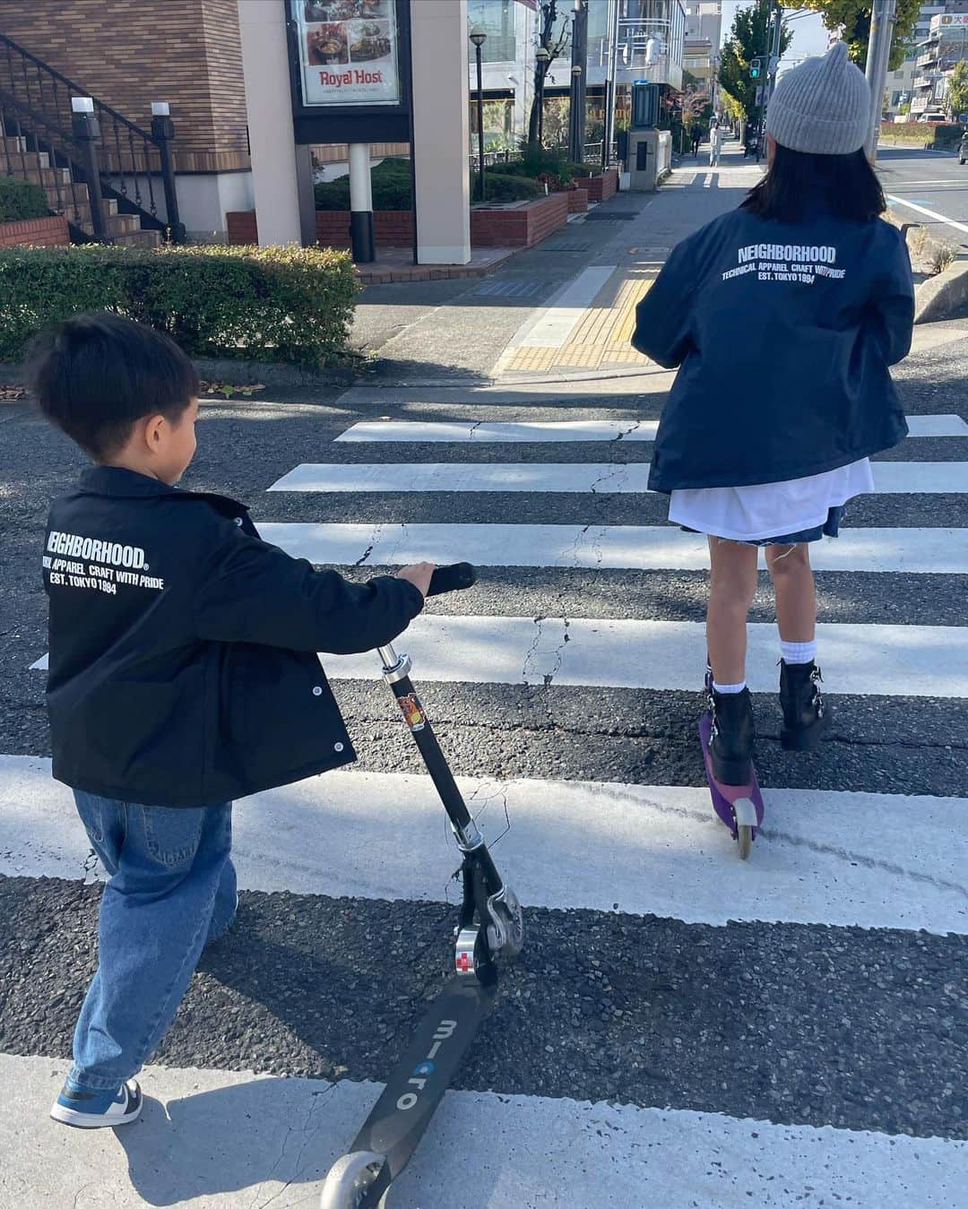 正中雅子さんのインスタグラム写真 - (正中雅子Instagram)「久しぶりにお出かけらしいことした日曜🫶✨  そんで、久しぶりに3人で写真撮ってくれた🫶  娘と息子でこれまた久しぶりにお揃いのコーチジャケットもパパに買ってもらってお気に入り☆  お昼までゆっくりして、天王寺動物園行ってうめだ阪急(阪急滞在はたぶん30分以内😇)行って 夕飯食べて帰って大充実でした🐙🦧🍴🛍️  子供達の洋服にDM多くもらっていたので2枚目にタグ付けています🏷️✨  🧑🏻 knit&skirt @machatt_  shirt &pouch @miumiu  jacket @maisontherow  shoes @khaite_ny   👧🏻 long T shirt @facade.apt  @uno.babewear  skirt&boots @zarakids  knit cap @main_story_uk  @kinuandkotta  jacket @neighborhood_official   👦🏻 T shirt @eastendhighlanders  jacket @neighborhood_official  denim @ziggyzaza_  @uno.babewear  shoes @nike   でした🩵🩵🩵  #masaco服 #familystyle #親子コーデ #MACHATT#miumiu#therow#zara#zarakids #neighborhood #nike」11月20日 19時45分 - masacoshonaka
