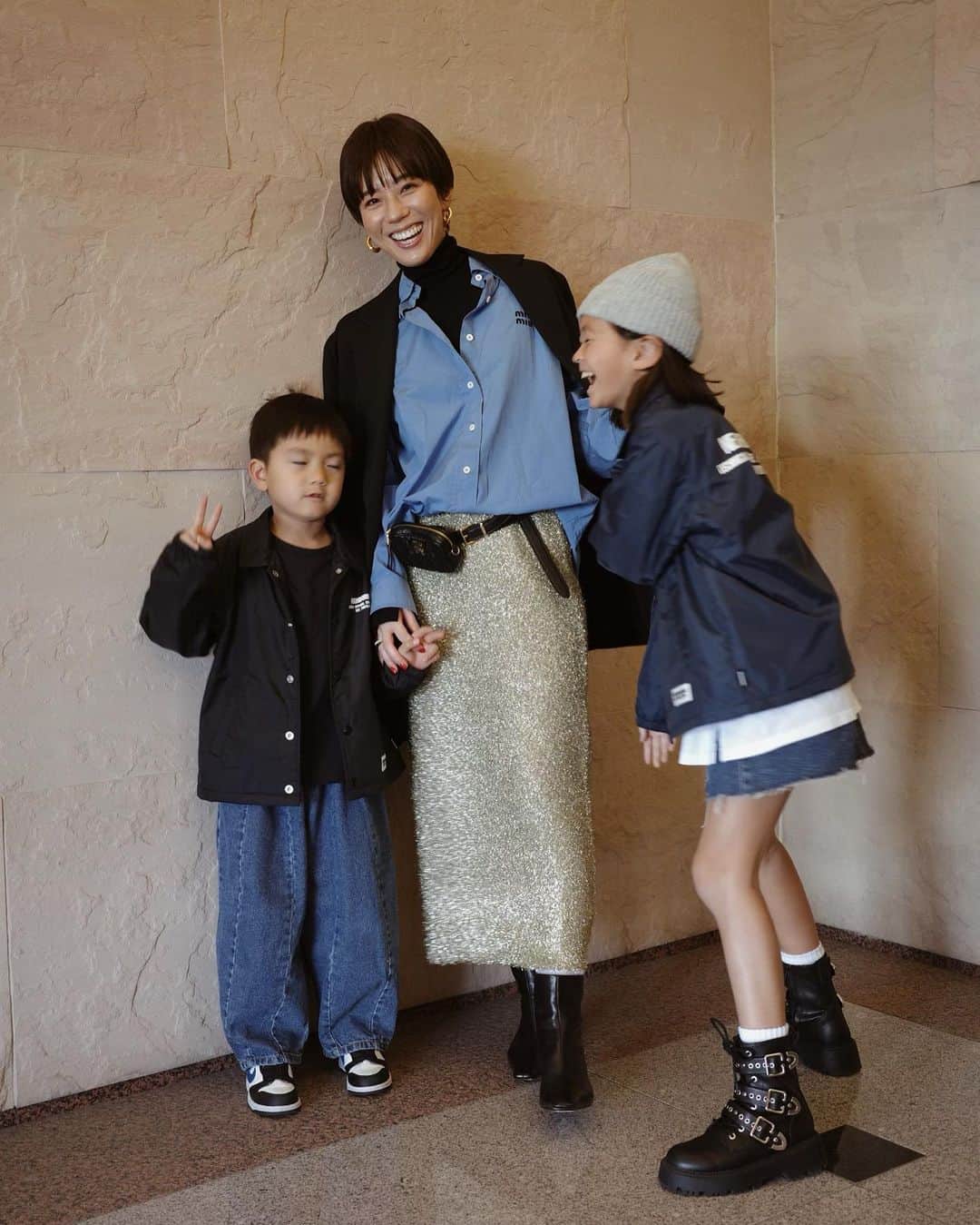 正中雅子さんのインスタグラム写真 - (正中雅子Instagram)「久しぶりにお出かけらしいことした日曜🫶✨  そんで、久しぶりに3人で写真撮ってくれた🫶  娘と息子でこれまた久しぶりにお揃いのコーチジャケットもパパに買ってもらってお気に入り☆  お昼までゆっくりして、天王寺動物園行ってうめだ阪急(阪急滞在はたぶん30分以内😇)行って 夕飯食べて帰って大充実でした🐙🦧🍴🛍️  子供達の洋服にDM多くもらっていたので2枚目にタグ付けています🏷️✨  🧑🏻 knit&skirt @machatt_  shirt &pouch @miumiu  jacket @maisontherow  shoes @khaite_ny   👧🏻 long T shirt @facade.apt  @uno.babewear  skirt&boots @zarakids  knit cap @main_story_uk  @kinuandkotta  jacket @neighborhood_official   👦🏻 T shirt @eastendhighlanders  jacket @neighborhood_official  denim @ziggyzaza_  @uno.babewear  shoes @nike   でした🩵🩵🩵  #masaco服 #familystyle #親子コーデ #MACHATT#miumiu#therow#zara#zarakids #neighborhood #nike」11月20日 19時45分 - masacoshonaka