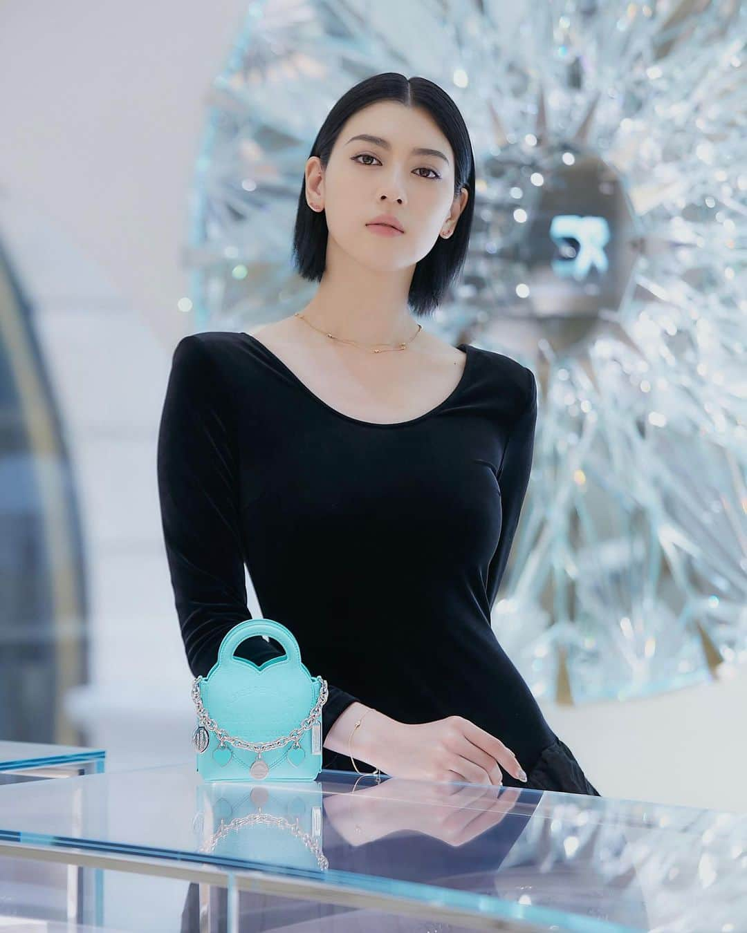 三吉彩花さんのインスタグラム写真 - (三吉彩花Instagram)「-Tiffany&Co.-  🎁🎁🎁 ティファニーからホリデーの限定商品が発売。 華奢な可憐さの中にある美しい存在感が 日常にときめきを齎してくれるはず。  ダイヤモンドバイザヤードのブレスレットは 自分にとっても特別感があり これからの日常使いに必ず必要な相棒。  そしてオープニングイベントでも訪れた ティファニー表参道は ステンドグラスに着想を得たうっとりとする天井や 現代アートなど開放的な空間がとても魅力的。 是非実際に訪れてみてほしいです☺️🎁  @tiffanyandco  #Tiffanyandco #ATiffanyHoliday #TiffanyOmotesando #TiffanyPartner」11月20日 19時47分 - miyoshi.aa