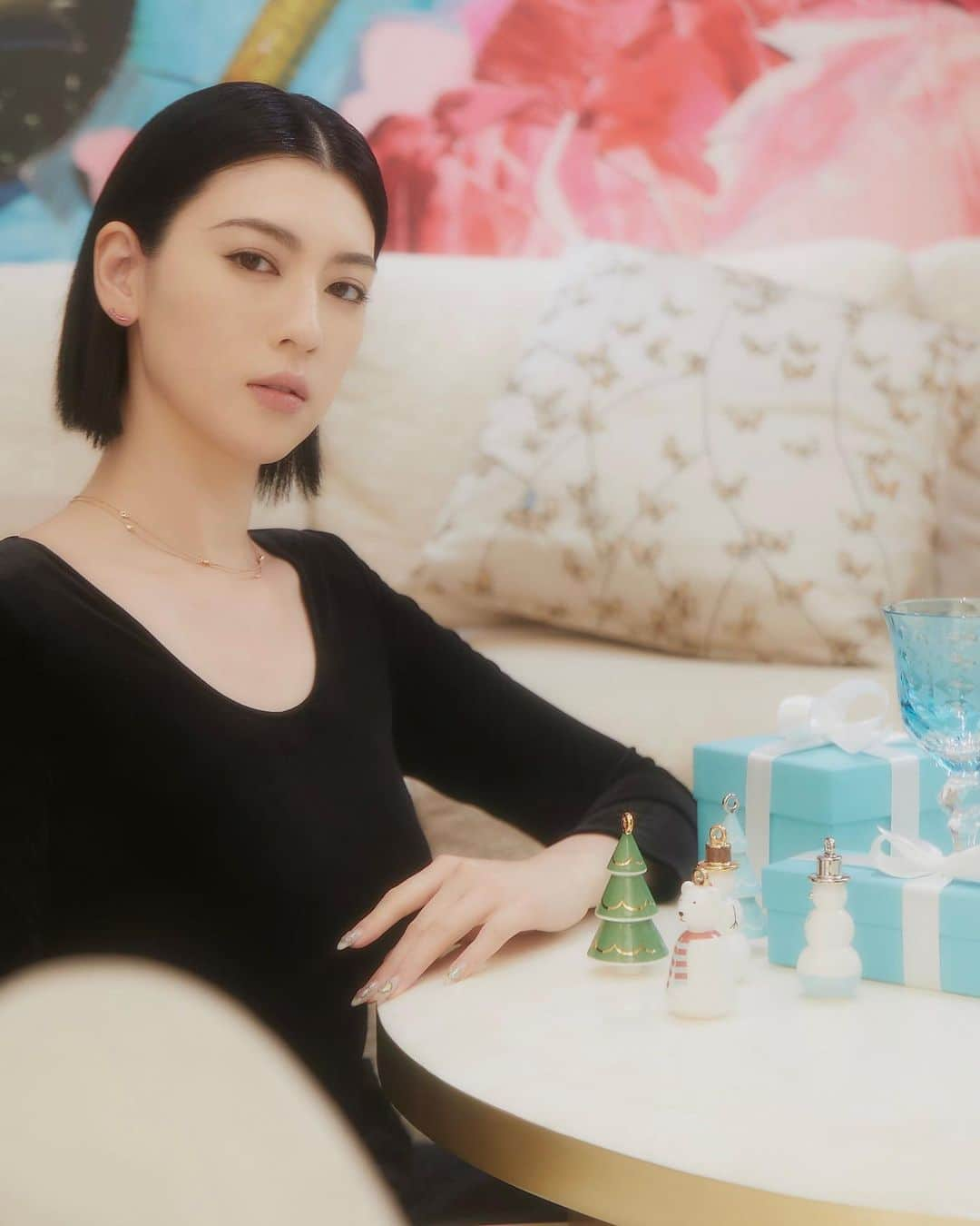 三吉彩花さんのインスタグラム写真 - (三吉彩花Instagram)「-Tiffany&Co.-  🎁🎁🎁 ティファニーからホリデーの限定商品が発売。 華奢な可憐さの中にある美しい存在感が 日常にときめきを齎してくれるはず。  ダイヤモンドバイザヤードのブレスレットは 自分にとっても特別感があり これからの日常使いに必ず必要な相棒。  そしてオープニングイベントでも訪れた ティファニー表参道は ステンドグラスに着想を得たうっとりとする天井や 現代アートなど開放的な空間がとても魅力的。 是非実際に訪れてみてほしいです☺️🎁  @tiffanyandco  #Tiffanyandco #ATiffanyHoliday #TiffanyOmotesando #TiffanyPartner」11月20日 19時47分 - miyoshi.aa