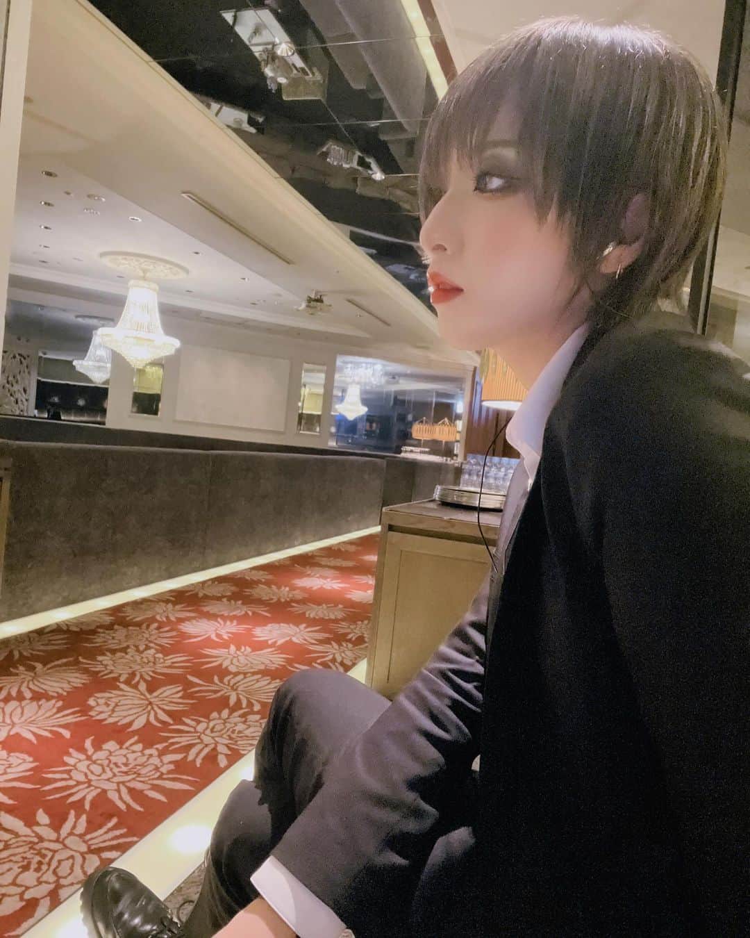 雅まことのインスタグラム：「離れていく人は離れていく。 じゃないと思う。 離れてもいいや、ってどっかで思ってるから 離れていくんだよ。 その人が決めたことだ、って 自分を傷つけないように言ってるだけだよ。 離れてほしくなかったら 自然と離れていかないように努力してるよ。 その努力を努力だと自覚しないほど自然に。 それが作った自分でも ありのままの自分でも 離れてほしくない人が 離れていかないんだったら どっちでもいいやん。 強がって言う去るもの追わず，だなんて 全然かっこよくないや。」