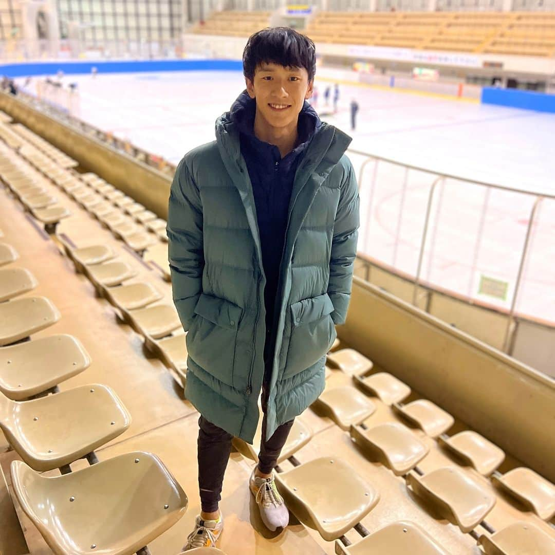 渡邊啓太のインスタグラム：「☀️⛸️  ——   全日本選抜大会 📍帝産ｱｲｽｽｹｰﾄﾄﾚｰﾆﾝｸﾞｾﾝﾀｰ  ——  言い訳なんていくらでもできる  〜だったら 〜であれば  本当に集中しているときって 言い訳なんてなくなって突き進むんだろう💭  目が醒めるようなお話を聞けました。  当たり前のことかもしれないけど やっぱり話を聞くことで改めて実感する✊  ——  まずは週末の大会 怪我をしてから今の現状を知る。  9月から怪我をして約2ヶ月 順調に怪我は回復していると思う💭  11月25日〜26日 第47回全日本選抜ｼｮｰﾄﾄﾗｯｸｽﾋﾟｰﾄﾞｽｹｰﾄ選手権大会  新しいこのウェアと共に挑みます✊ Thank you @lululemonjp   —— #ショートトラック #渡邊啓太 #阪南大学 #谷歯科 #徳丸農園 #大阪 #松原市 #ルルレモン #ルルレモン大阪 #アンバサダー #アスリート #トレーニング #ワークアウト #一日一汗 #shorttrack #athlete #lululemon #lululemonambassador #sweat #쇼트트랙 #룰루레몬」