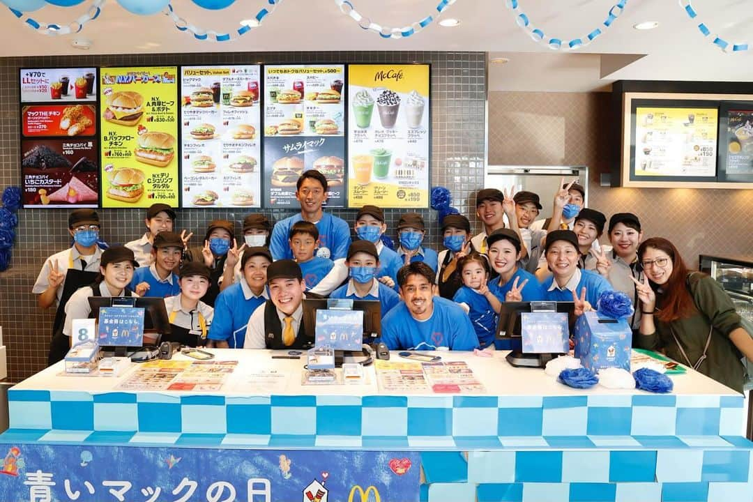 権田修一さんのインスタグラム写真 - (権田修一Instagram)「マクドナルド沓谷店で『青いマックの日』の募金活動に参加させていただきました。  ご協力いただきありがとうございました！  #青いマックの日 #ドナルドマクドナルドハウス」11月20日 19時49分 - shuichi33g