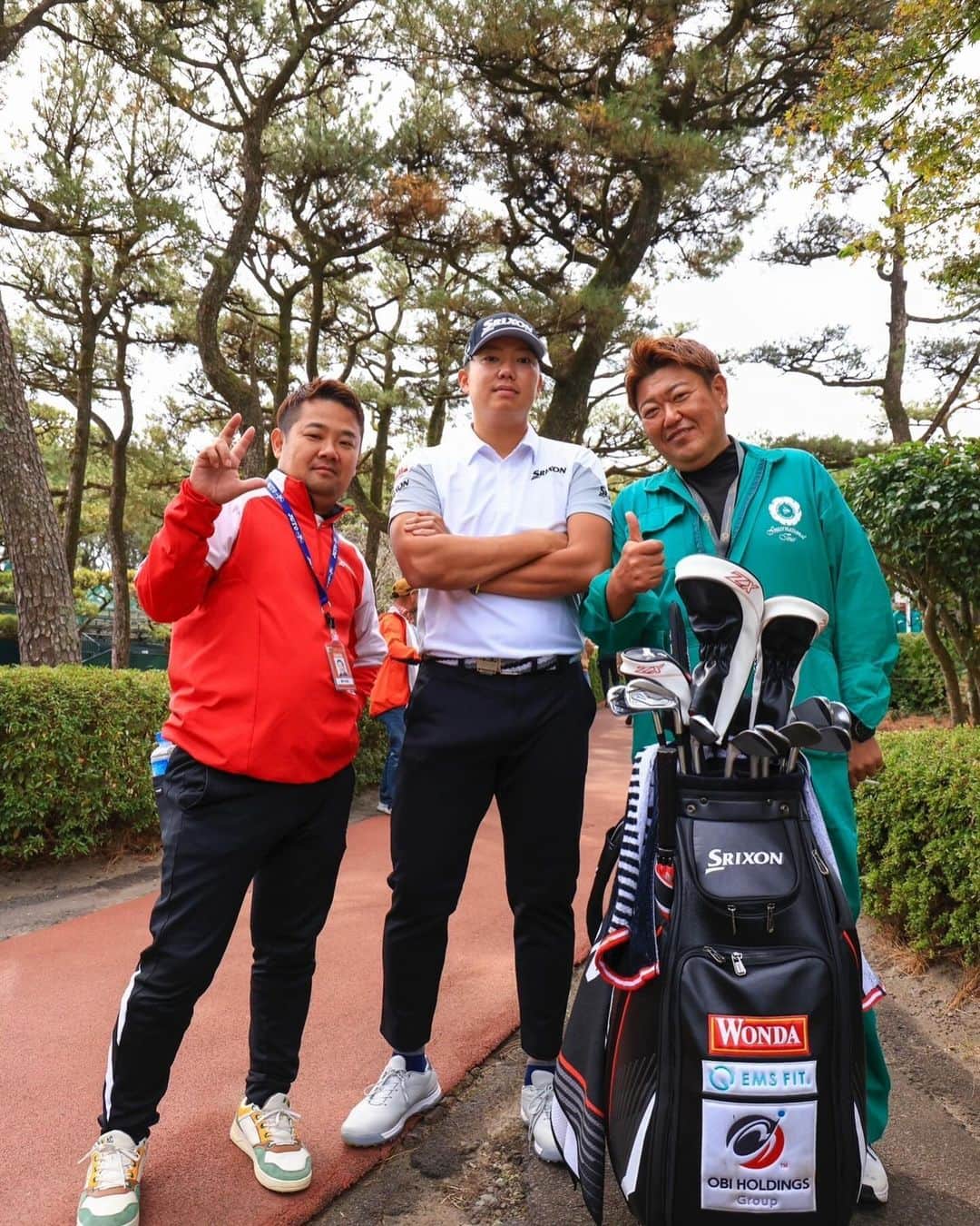 出水田大二郎さんのインスタグラム写真 - (出水田大二郎Instagram)「「ダンロップフェニックストーナメント」 67.72.76.68 -1 26位T  1番大好きなトーナメント。なんとか間に合いました まだ肩の怪我は完治はしていませんが、沢山の方々のご尽力により 復帰することができて感謝です🥲  何不自由なくゴルフができることって本当に幸せな事だなーとつくづく思いました。  今週は久々の3人のタッグで👍 結果は満足できるものではなかったけど楽しかった☺️ いつもありがとうございます！ @3peacedaisuke  @syogosakurai   優勝した @sugiyu__  史上7人目のアマチュア優勝。 本当におめでとうございます！  次は実質最終戦のカシオ。 日本シリーズ出場へワンチャンス狙っていきます！  今回も沢山の応援、サポートありがとうございました。  #ダンロップフェニックストーナメント #フェニックスカントリークラブ  #ホストプロ #TOSS#DUNLOP#SRIXON#ZXシリーズ#JTRIP#WONDA#OBIHOLDINGS#EMSFIT#elitegrips#日本シャフト#essjapan#NORM#SEV #ザクラシックゴルフクラブ#宮崎レイクサイドゴルフ倶楽部 #pga#jgto##プロゴルファー#ゴルフ男子#ゴルフ女子#ゴルフ好きと繋がりたい#g#出水田大二郎#golfswing#golf」11月20日 19時49分 - dai26insta