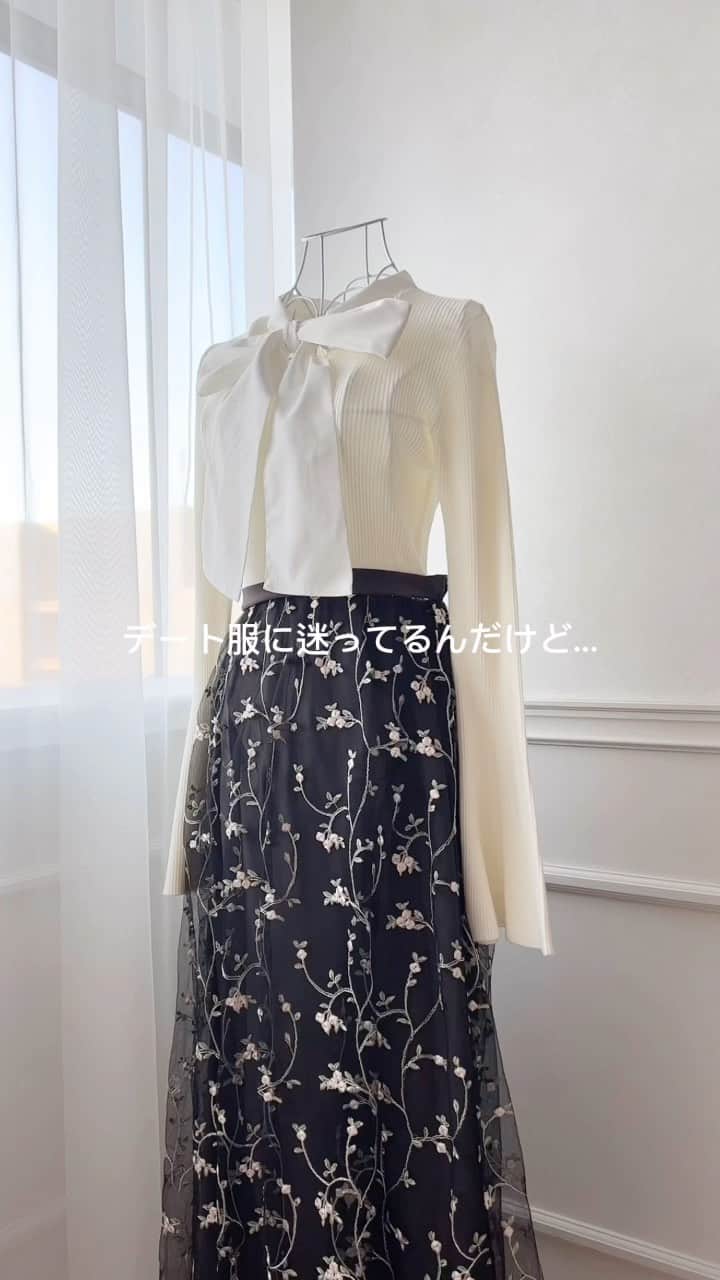 apres jour(アプレジュール) のインスタグラム：「【new arrival🎀】11/23(木) 21:00〜 ⁡ ◆1枚でもレイヤードコーデにもおすすめなフリルニット♪ ⁡ ショート丈のフレアスリーブニットです。 胸元に大きなV字フリルがついているので、 シンプルな柄にも1枚でお洒落見えするデザインとなっております！  お袖のフレア感が大人可愛いデザインで、金ボタンがついているのも高見えポイント♪ 首元はプチハイネックデザインとなっております。  ニットですが暑すぎない生地のため、 ワンピースの中にインナーとして着用することも、メインのトップスとして着用することも可能です。 アウター着用の際にも着膨れの心配なく着用いただけます。 ⁡ #フリルフレアスリーブショートニット 商品番号🔎985153 サイズ…F/XL ¥3,995(taxin) ⁡ ⁡ こちらの画像はインスタ用に加工しておりますので、カラーの雰囲気が実際の商品と異なる場合がございます。 商品ページにてカラーのご確認をお願い致します。 ⁡ #ZOZOでしか買えない #アプレジュール #アプレ部」