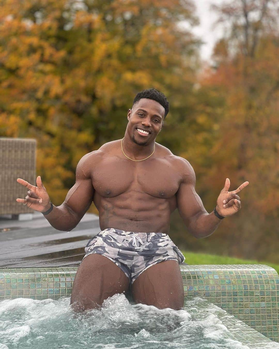 ハリー・アイキネス＝アリエティのインスタグラム：「The only way to enjoy the British weather.. is in a hot tub! so I’ve decided I need one!  - - #autumn #hottub #goodenergy #stayingwarm #sendmethehottub」