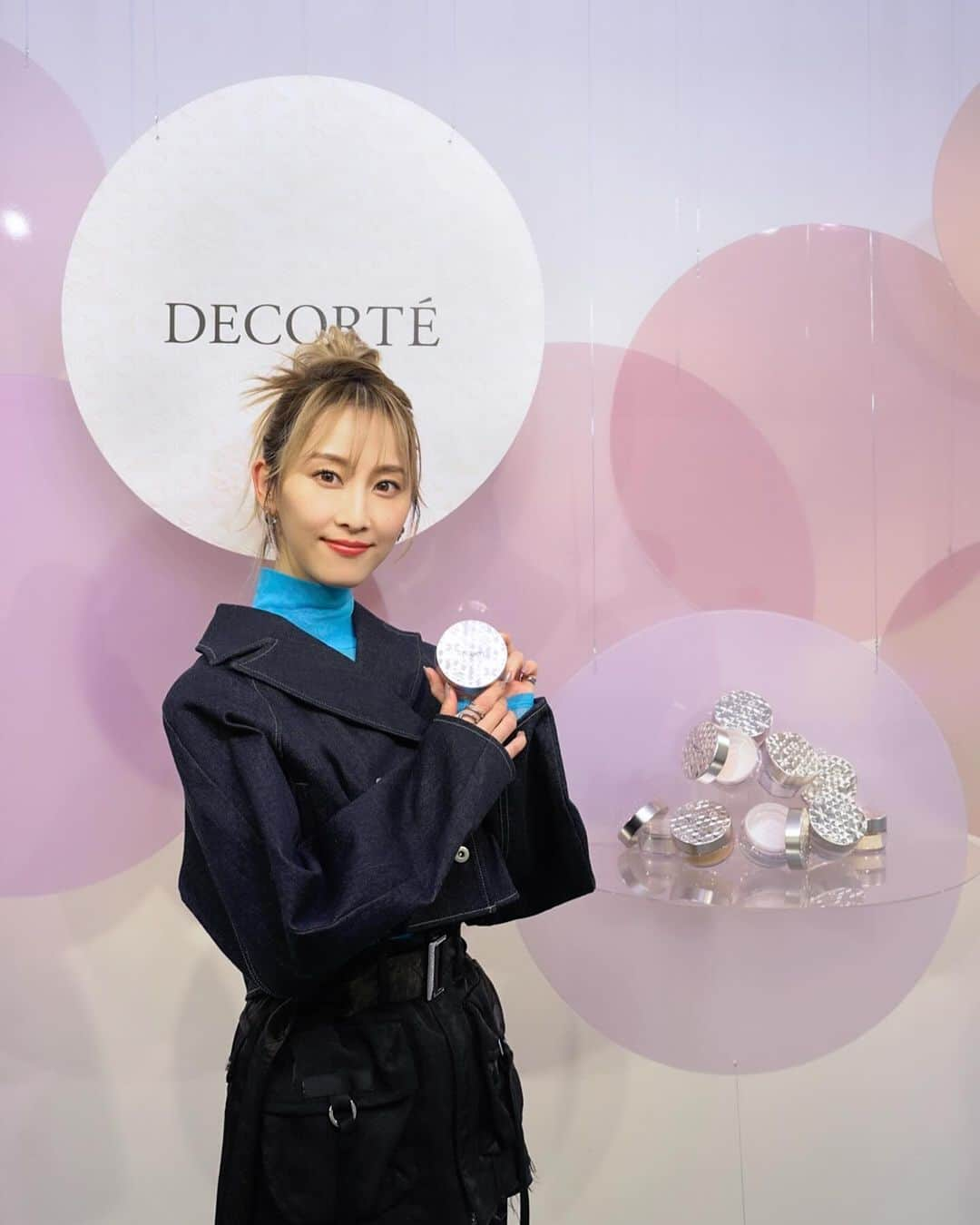 松井玲奈さんのインスタグラム写真 - (松井玲奈Instagram)「✳︎ DECORTÉ ✳︎  コスメデコルテの大人気フェイスパウダーがリニューアルします。 5種類の異なる質感で、ツヤ肌、マット肌と、自分の好きな質感を選べるところに大興奮。 軽い付け心地のさらさらパウダーは肌に素肌感と透明感を与えてくれます！ 私は肌のくすみが綺麗に飛んでくれる、シルキーツヤがお気に入りの質感でした♪  @decorte_official  @fashionsnapcom #PR #コスメデコルテ #DECORTE #フェイスパウダー #コスメデコルテルースパウダー」11月20日 19時52分 - renamatui27