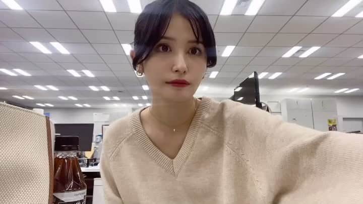 池谷実悠のインスタグラム：「こんばんは🐈‍⬛🌙  #テレ東 #アナウンサー」
