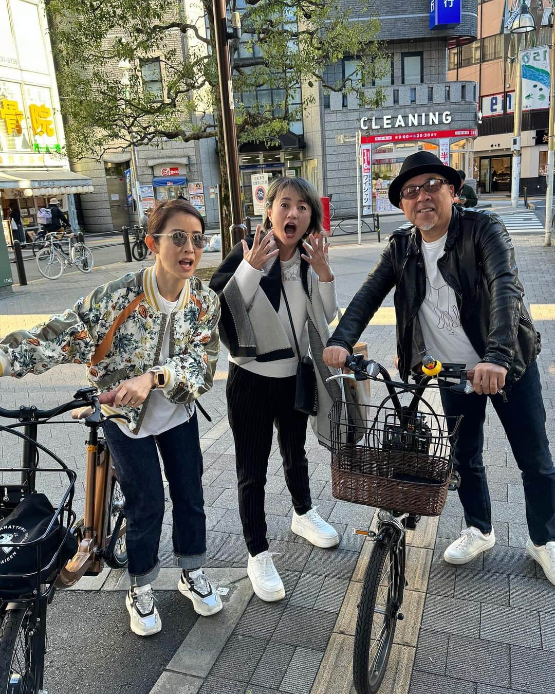 橋本志穂のインスタグラム：「びっくり‼️ ポストに向かって歩いてたら「橋本志穂さんですよね」ってグラサンで派手柄ブルゾンの女が身ぃ乗り出して近づいてきた‼️ こわっ💦ってビビって「はい」と応えてよくみたらー ともみちゃんじゃないか‼️ いやー、驚かさないでよー💦と後ろの人見たら枝豆社長じゃあ あーりませんか‼️ またびっくりして飛び上がった。。 どこいくのか聞いたら、 近くのカフェで、 私も郵便物出したら そのカフェに向かい、 5社との面談〜。。 夫婦で家の近所でお茶するなんて、 優雅だわーー 私たち夫婦は 家でテレビ観ながら コーヒー飲む毎日よー。 羨ましい〜‼️  ポストと銀行に寄って カフェに行くと 楽しそうにメニューみてたわぁ。。 お友達の歌手の方と ランチしたあとのカフェだったらしい。 優雅なり〜  私は1時間刻みで いろいろな取引先の方々と面談でおしゃべり〜。 うち1人は、転職&結婚の報告だったりして、 なんだか娘みたいな子の幸せそうな顔を見て 嬉しい茶話会になったのでした。  @tomomin.eguchi  #カフェ #優雅な時間」
