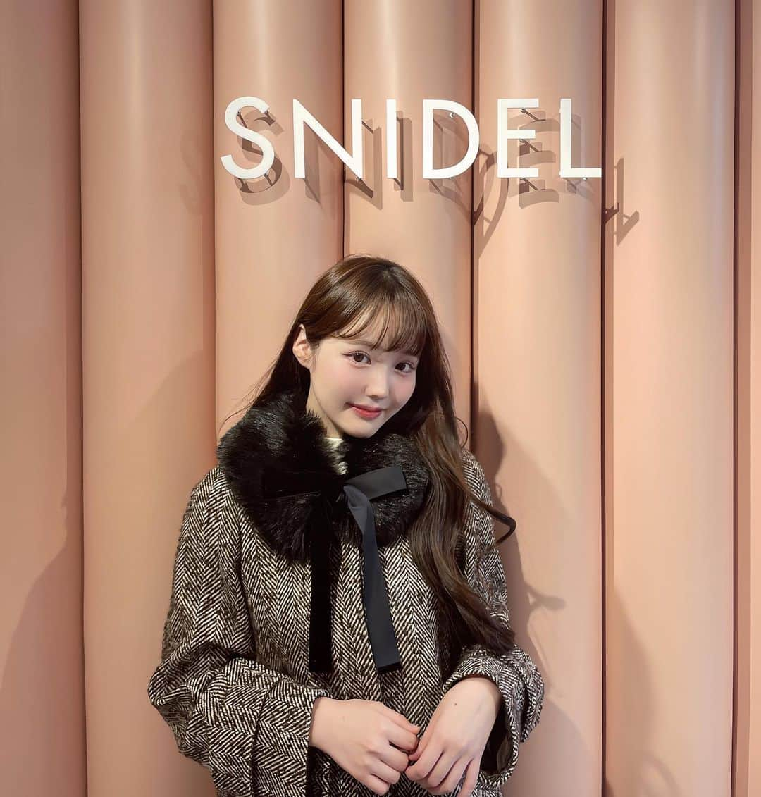 木村りかこのインスタグラム：「snidelの限定ホリデーコレクション🎄♡ @snidel_official  @snidelbeauty   ホリデーコレクションが、きらっきらで どれもかわいすぎて🫶🛍  1枚目で着ているコートをオーダー️📝♥ お嬢様みたいで可愛すぎる🥹  ギフトにもオススメの、ホリデーコレクション🎄 クリスマスがたのしみ🎅  #PR #SNIDEL #スナイデル #23WinterSNIDEL #snowmagicholiday #POPUP」