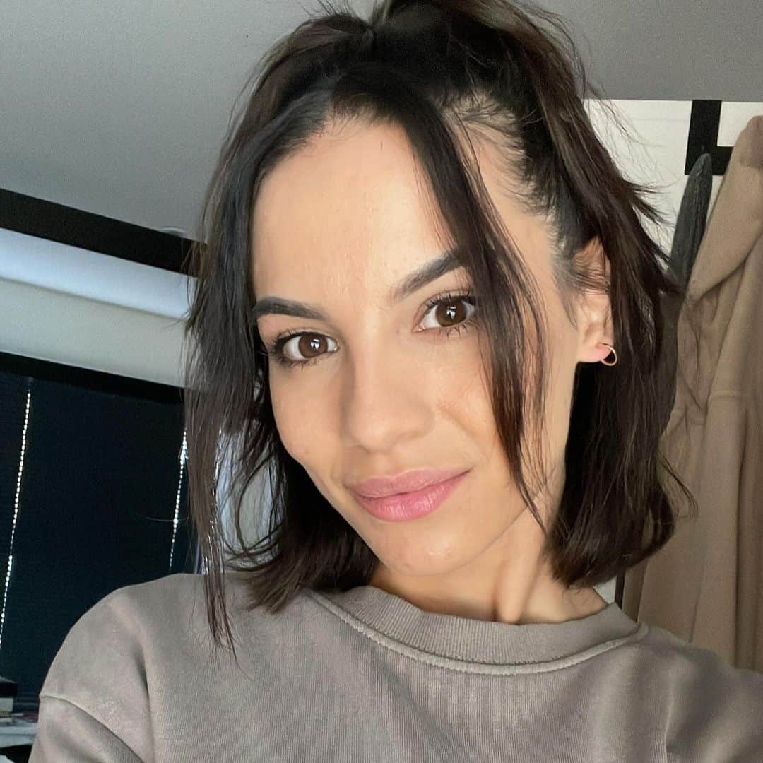 レイシー・バンハードのインスタグラム：「I don’t get much time alone these days, 4 whole days a month which in perspective is more than the average mum.  These 4 days I’m usually exhausted and have nothing left to give.  They’re usually filled with early nights, baths and silence. Ahh the silence.  This weekend had some tears all week has been that way.   The year is coming to an end and I’ve spent the morning looking back.  This year has been the most insane yet.  I’d say transformational yet terrifying.  As I look back through the spring & summer I spent with my daughter I notice, it was a deep healing time for me.  It’s incredible how us mums can show up for our children and households whilst trying to also pick up the broken parts of ourselves.  Women you are superhero’s our gifts are innate.  I had to let go of fighting what I knew was broken.. my relationship with my daughter’s dad.  We both knew it was over for a while yet we both clung on.  I was terrified of what would happen next. I was ashamed because I was carrying on the now 3rd generation of single mums. I felt like I had failed as a woman. Terrified of how it would affect my daughter. It was the one thing that mummy couldn’t fix.  But it had to end.  I look back now at these photos and it was the best summer just me and my girl, although behind the scenes it was filled with tears and what I didn’t notice was that it was the time for me to relearn who I really was. Not all the stories I had collected over the years.  I was about to go into a 10 day vipassana, I had lost so much weight, I wasn’t eating, I was confused, lost and heart broken.  In the next post I’m going to share my healing journey ✨  #healing #selflove #self #love #heartbroken #reparenting #relationships」