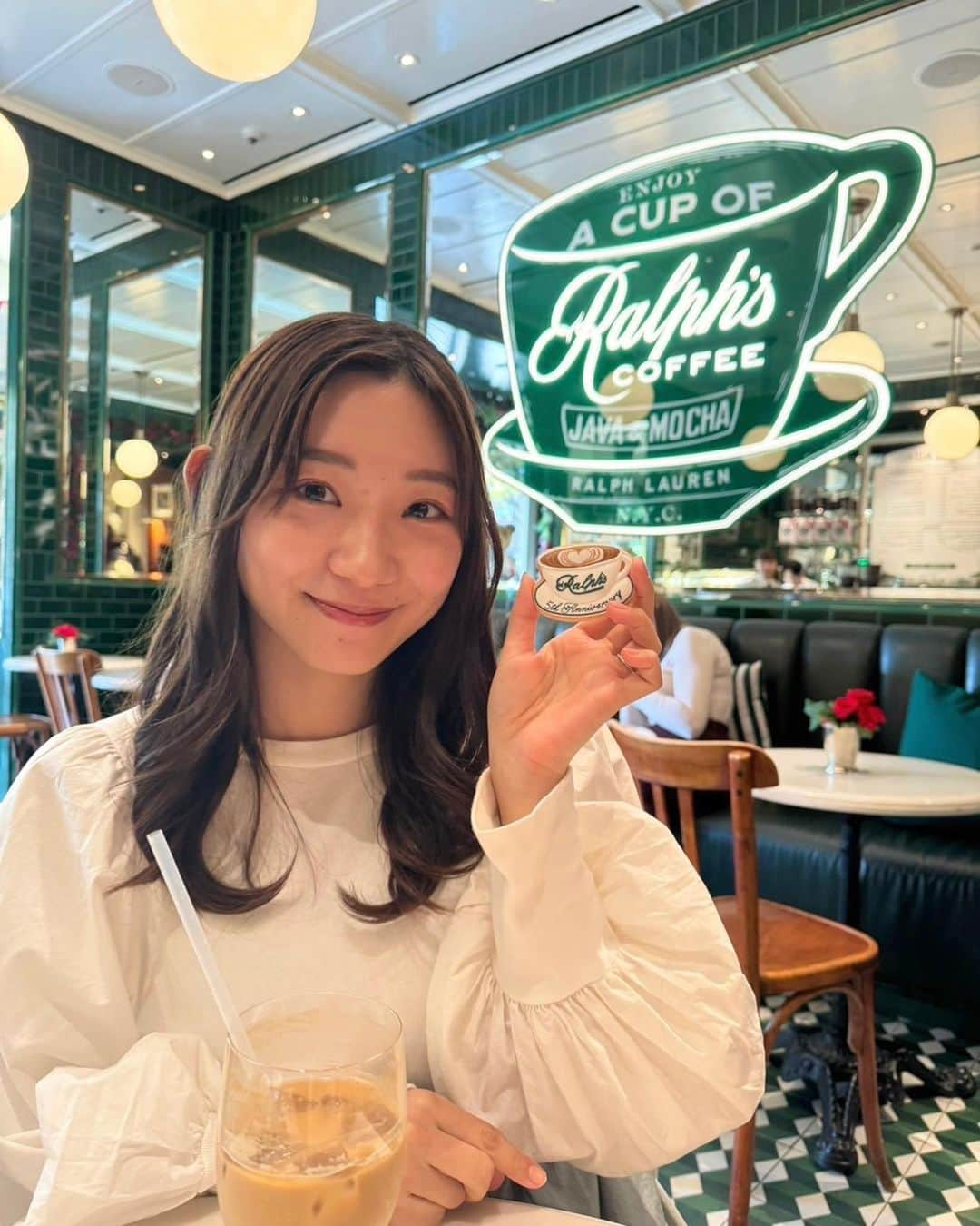 小林茉里奈のインスタグラム：「☕️ 店内がクリスマス🎄の装飾になっていてかわいかった…💓 この時期は街がクリスマスに溢れていてなんだかうきうきしますね☺️✨  #ralphscoffee  #ralphlauren  #cafe #表参道カフェ   #アナウンサー #フリーアナウンサー #小林茉里奈 #セントフォース #centforce」