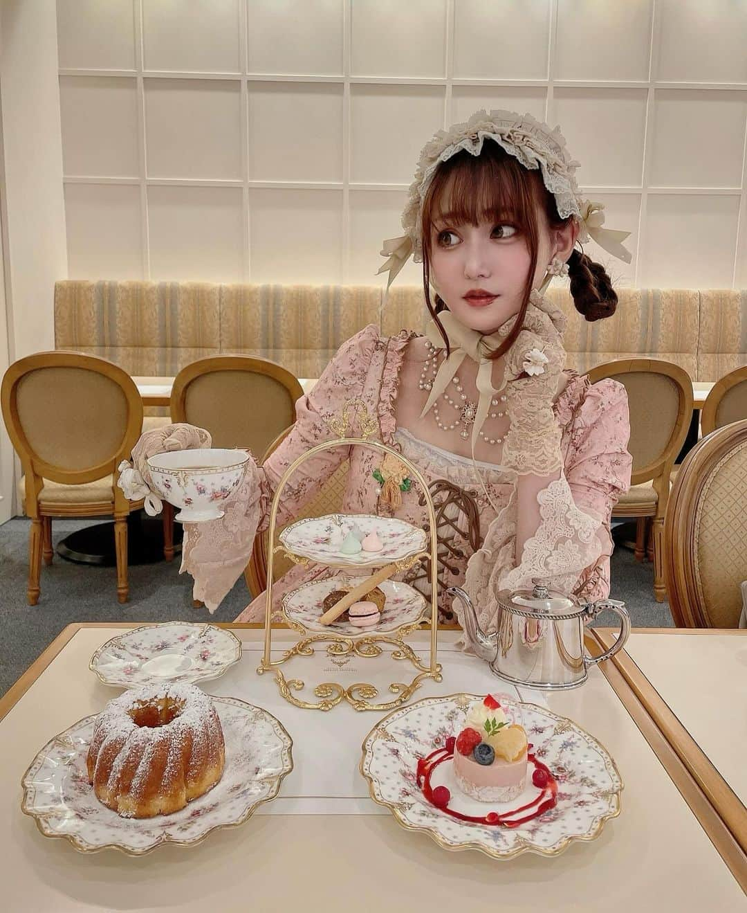 愛野えりさんのインスタグラム写真 - (愛野えりInstagram)「. ☕️ .. 𝑀𝑎𝑟𝑖𝑒-𝐴𝑛𝑡𝑜𝑖𝑛𝑒𝑡𝑡𝑒 .. 🥀🫖？? ✼••┈┈••✼••┈┈••✼••┈┈••✼  くる実ちゃんとふたごしたときに 連れてってもらった “サロン・ド・テミュゼ イマダミナコ”さん🧁🤍🫖  ずっと行ってみたかったので嬉しかった〜🤍  ふたりでアフタヌーンティーをいただきました🍽️🤍‪ෆ‪.*･ﾟ .  𝓸𝓸𝓽𝓭・・🥀🫖𓈒 𓏸#ootd ┈┈┈┈┈┈┈┈┈┈ Dress ꔛ‬ #lacemade  Model : 165cm  🥀「フラワーエロス」コルセットドレス XSサイズ着用 ￥14,999-  まるで、マリーアントワネット気分を味わえちゃう ロココなコルセットドレス‪ෆ‪.*･ﾟ  天使とお花が描かれたプリント柄と 品のあるピンクカラーで背筋が伸びる🤍‪ෆ‪.*･ﾟ  扇子片手にマカロン食べて 優雅なひとときを過ごしたくなっちゃう 素敵なお洋服です🤍  ※サイズ感かなりぴったりです！  〜他私物〜  ┈┈┈┈┈┈┈┈┈┈  🤍🥀‪ෆ‪.*･ﾟ🥀🤍  ✼••┈┈••✼••┈┈••✼••┈┈••✼  #ロリィタ #クラシックロリータ #クラシカルロリィタ #eglcommunity  #oldschoollolita #classiclolitafashion #gothiclolita #ロリータ #classicallolita #harajuku  #ゴシックロリータ #ロリータ #ロリィタファッション #ロリータファッション #ロリータ服 #ロリータコーデ  #handmad #lolitafashion #lolitafashioncommunity #kawaiifashion #lolitadress #lolitagirl」11月20日 19時55分 - ainoeri