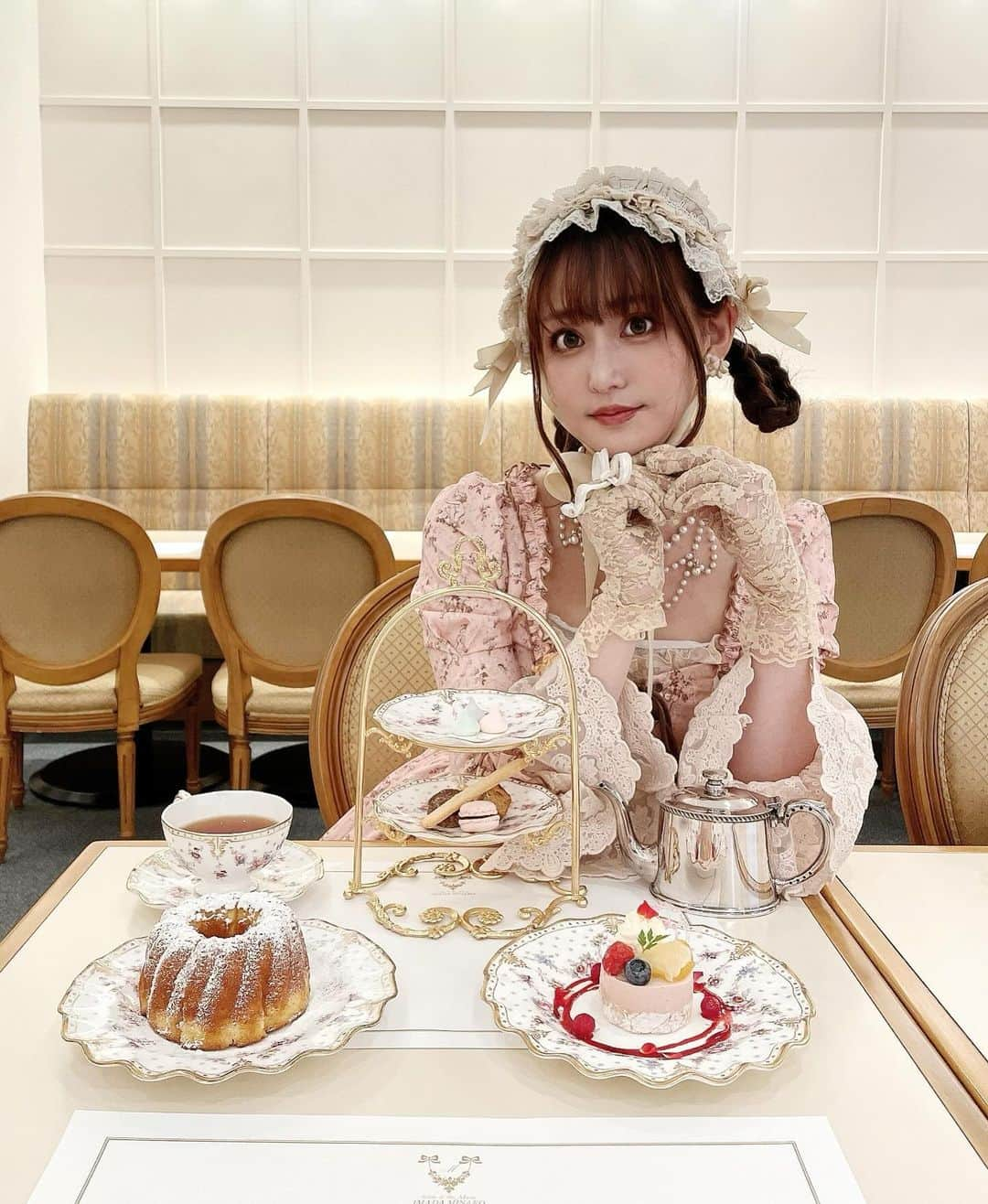 愛野えりさんのインスタグラム写真 - (愛野えりInstagram)「. ☕️ .. 𝑀𝑎𝑟𝑖𝑒-𝐴𝑛𝑡𝑜𝑖𝑛𝑒𝑡𝑡𝑒 .. 🥀🫖？? ✼••┈┈••✼••┈┈••✼••┈┈••✼  くる実ちゃんとふたごしたときに 連れてってもらった “サロン・ド・テミュゼ イマダミナコ”さん🧁🤍🫖  ずっと行ってみたかったので嬉しかった〜🤍  ふたりでアフタヌーンティーをいただきました🍽️🤍‪ෆ‪.*･ﾟ .  𝓸𝓸𝓽𝓭・・🥀🫖𓈒 𓏸#ootd ┈┈┈┈┈┈┈┈┈┈ Dress ꔛ‬ #lacemade  Model : 165cm  🥀「フラワーエロス」コルセットドレス XSサイズ着用 ￥14,999-  まるで、マリーアントワネット気分を味わえちゃう ロココなコルセットドレス‪ෆ‪.*･ﾟ  天使とお花が描かれたプリント柄と 品のあるピンクカラーで背筋が伸びる🤍‪ෆ‪.*･ﾟ  扇子片手にマカロン食べて 優雅なひとときを過ごしたくなっちゃう 素敵なお洋服です🤍  ※サイズ感かなりぴったりです！  〜他私物〜  ┈┈┈┈┈┈┈┈┈┈  🤍🥀‪ෆ‪.*･ﾟ🥀🤍  ✼••┈┈••✼••┈┈••✼••┈┈••✼  #ロリィタ #クラシックロリータ #クラシカルロリィタ #eglcommunity  #oldschoollolita #classiclolitafashion #gothiclolita #ロリータ #classicallolita #harajuku  #ゴシックロリータ #ロリータ #ロリィタファッション #ロリータファッション #ロリータ服 #ロリータコーデ  #handmad #lolitafashion #lolitafashioncommunity #kawaiifashion #lolitadress #lolitagirl」11月20日 19時55分 - ainoeri