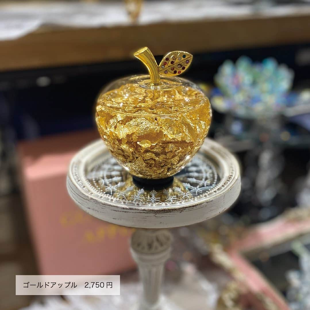 天王寺ミオさんのインスタグラム写真 - (天王寺ミオInstagram)「A.a.MART by azi-aziより、冬支度がわくわくするような雑貨4選をご紹介します。  ●キャンドルハウス この時期大人気！お家のモチーフにした温もりのある雰囲気が魅力なキャンドルハウス。キャンドルを入れるとやわらかな光が家の窓に灯り、とてもきれいです。ご自宅のインテリアやプレゼントにもオススメ♪  ●ゴールドアップル オイルの中に金箔を散りばめたオブジェ。黄金のりんごで金運アップ！！  ●スマホ手袋アニマル　 動物の刺繍がかわいい！もふもふのスマホ手袋。親指、人差し指、中指にスマホ対応加工が施されていて、着けたままスマホなどのタッチパネルの操作が可能です。  ●ルームソックスアニマル ふわふわ、もふもふの手触りが気持ちいいルームソックス。冷えやすい足元を柔らかく包んで温めます。  11月24日（金）～11月26日（日）はミオクラブ5倍ポイントアップキャンペーンを実施！ 非常にオトクな３日間となっておりますので、ぜひこの機会にお買い求め下さいませ。 ＊お取り置きも可能ですので、ぜひ店舗へお問い合わせください。  商品の詳細は店舗へお問い合わせください。  Instagramアカウントトップでは、天王寺ミオで開催中のイベントなどを紹介中♪ぜひチェックしてみてね!  ーーーーーーーーーーーーーーーーーーーーーーーーーー 天王寺ミオ　プラザ館3F 　エーエーマート  バイ アジーアジ TEL： 070-9094-9991 ーーーーーーーーーーーーーーーーーーーーーーーーーー  #天王寺ミオ #tennojimio #天王寺mio #텐노지미오 #関西 #간사이 #osaka #오사카 #大阪 #tennoji #텐노지 #天王寺 #abeno #关西#エーエーマートバイアジアジ #aamartbyaziaz #クリスマス #クリスマスプレゼント #christmas #xmas#クリスマスギフト#クリスマスキャンドル#キャンドルハウス#クリスマス雑貨#クリスマスディスプレイ #クリスマスインテリア #手袋#ルームソックス」11月20日 19時55分 - tennojimio_official