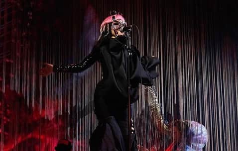 河野富広のインスタグラム：「Wig for @bjork 💘💘💘💘  musicians :  @viibraflutes @bergurth  @manudelagomusic @katiebuckleyharpist  bjork outfit @maison_kimhekim headpieces @james.t.merry  vinyl top @vaquera.nyc shoes @driesvannoten sphæra dress @irisvanherpen  musicians outfits @balmain  hair pieces @tomikono_wig  makeup @isshehungry  styling @eddagud  photos @santiagraphy」