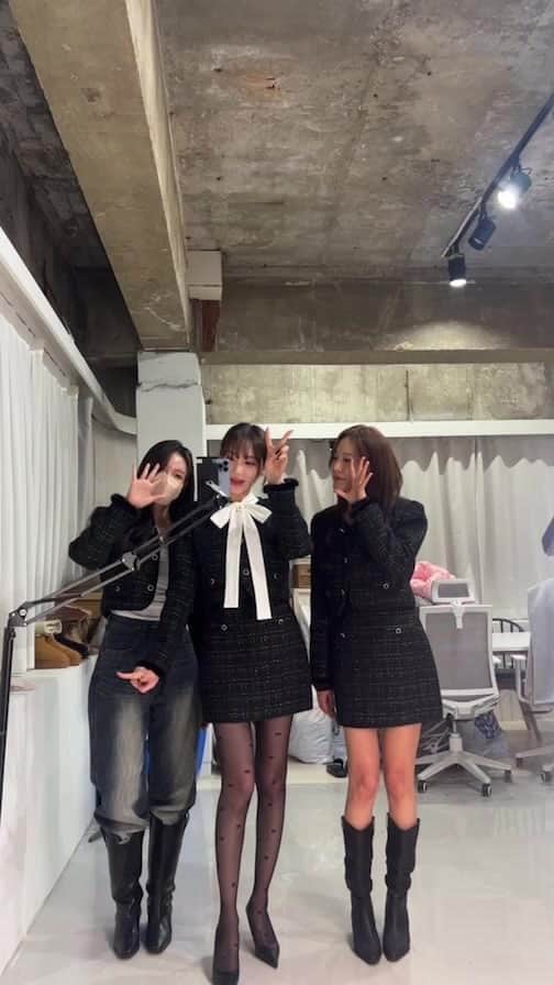 ソアのインスタグラム：「기다리던 트위드 셋업이에요!! -벨 윈터 트위드 셋업🖤- 바배수량 준비했으니 오픈할인가로 서두르세요 여러분😆」