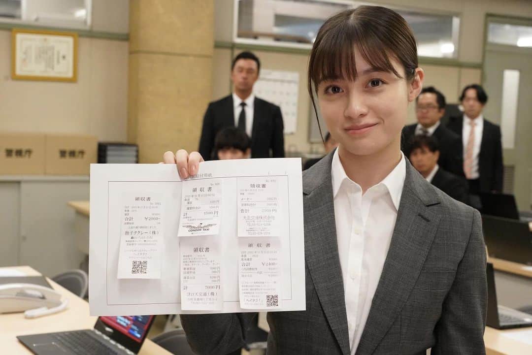 トクメイ！警視庁特別会計係のインスタグラム：「🚨トクレポ🚨  今夜10時放送の 『#トクメイ！』6話では  まどかの運の悪さが炸裂💥 人質になってしまい そして………  絶対に見逃さないでください⭐️  #橋本環奈  #トクメイ 6話まで、あと2️⃣時間❗️  ⚠️出演サイン入り🎁が当たる オンエアクイズ出題はよる9時です⏰」