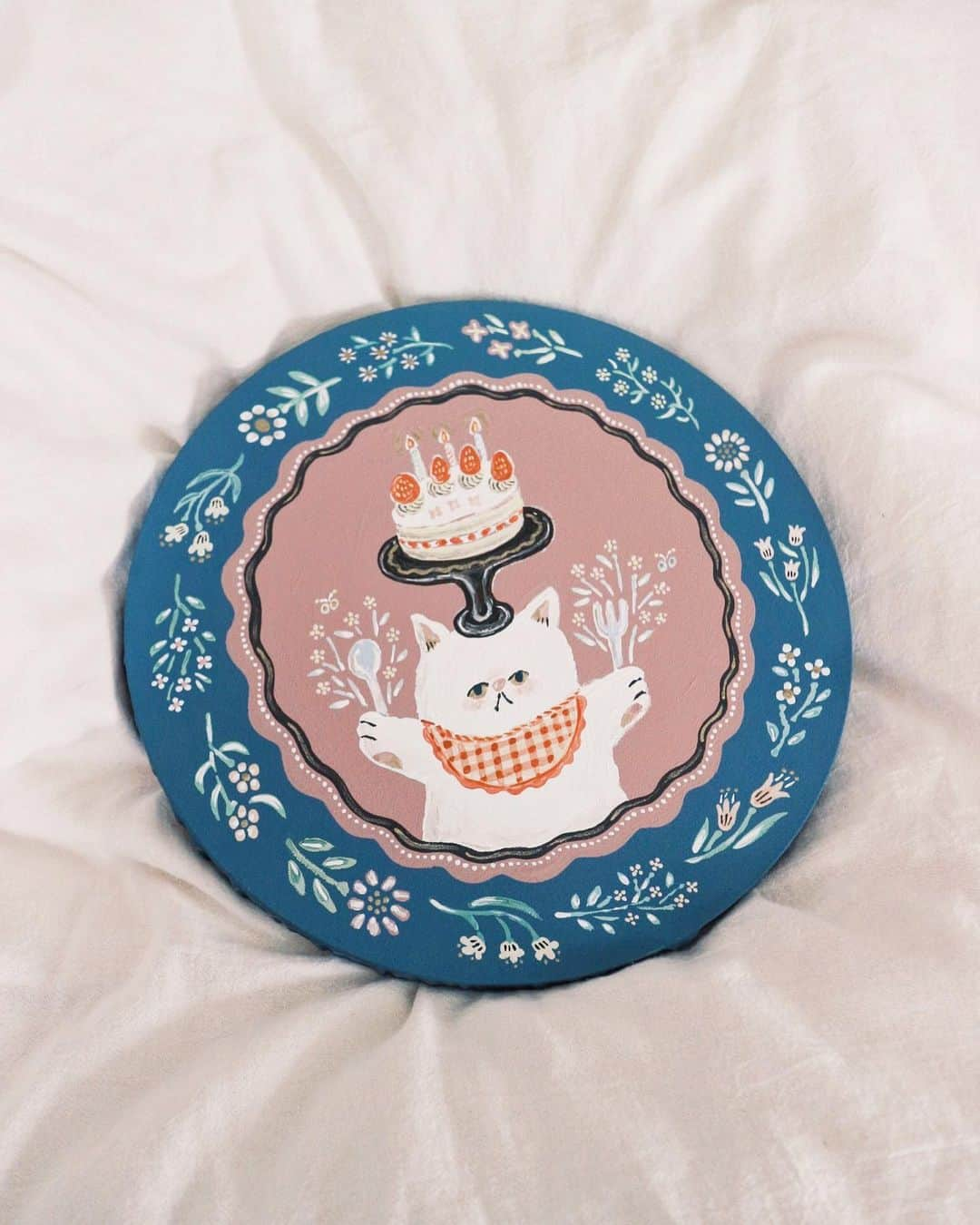 五島夕夏さんのインスタグラム写真 - (五島夕夏Instagram)「オーダー作品🐈🌼🎂  しろねこ、おはな、イチゴの乗ったケーキを 入れて欲しいとご依頼くださり 楽しく描かせていただきました🍓  好きなように描くのも オーダーいただくのも どちらも嬉しくて、どちらも幸せ。  #illustration #illust #art #picturebook #絵本 #イラスト #イラストレーター #絵描き #絵 #オーダー作品 #オーダーイラスト #オーダー制作 #ねこイラスト #しろねこ」11月20日 20時00分 - goto_yuuka