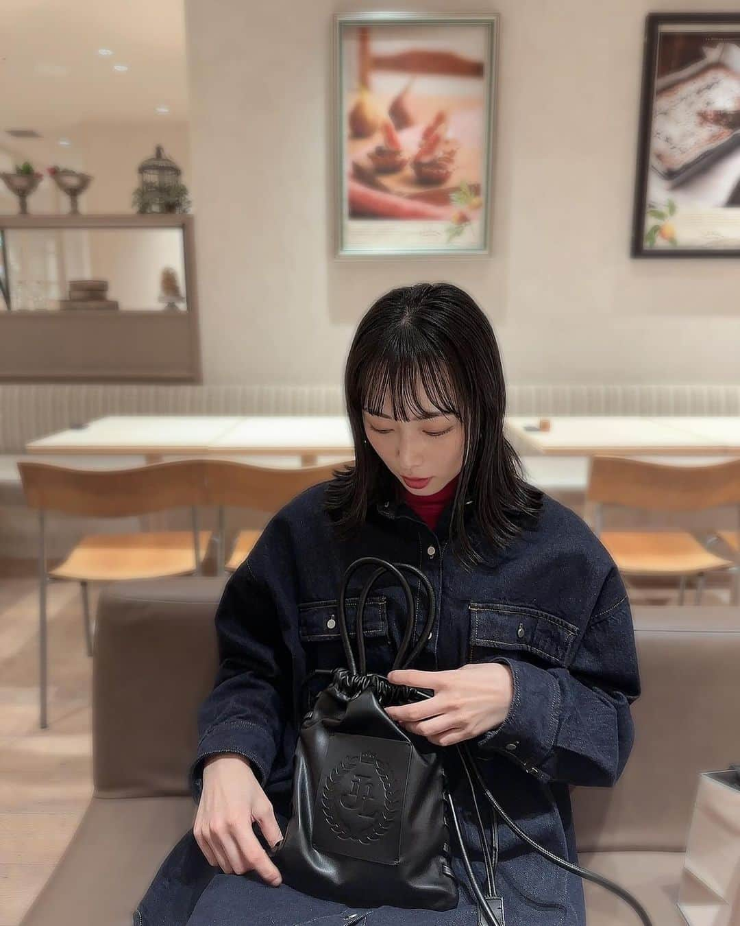 須藤茉麻さんのインスタグラム写真 - (須藤茉麻Instagram)「.  さっぱり💇🏻‍♀️  #髪伸ばそうと思ったけど #一度切ると伸ばせない  #笑笑  #おにゅーのバッグ  #jumelle  #提供」11月20日 20時00分 - maasa_sudo