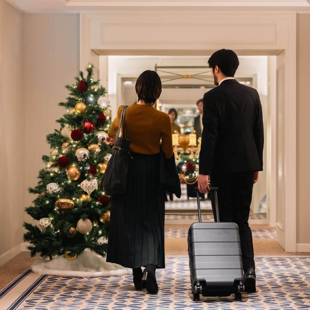横浜ロイヤルパークホテルさんのインスタグラム写真 - (横浜ロイヤルパークホテルInstagram)「... ＼クリスマスで彩られたロマンチックな一室🎄／  60F スカイリゾートフロア「アトリエ」が特別なクリスマスルームに。  クリスマスに素敵な時間をお過ごしいただきたいという想いを込めて、ゴールドとホワイトの上品なカラーの装飾で彩りました。  大切な方と煌めく夜景を一望しながら、2023年のクリスマスに美しい思い出を。  ～ 🛏Special Stay Plan 60F スカイリゾートフロア「アトリエ」 大切なあなたと過ごすクリスマス 期間：〜2023.12/25[月] 料金：お一人様 8,750円(税サ込)～ ～  … 空と隣り合う「横浜ロイヤルパークホテル」 @yokohamaroyalparkhotel  #横浜ロイヤルパークホテル #yokohamaroyalparkhotel #royalparkhoteljp #ロイパ #横浜ロイパ #横浜ランドマークタワー #ランドマークタワー #ホテル #hotel #ラグジュアリーホテル #luxuryhotel #横浜ホテル #みなとみらいホテル #国内旅行 #横浜旅行 #横浜観光 #みなとみらい観光 #myyokohama #travel_japan #travel_jp #yokohamatrip #yokohamatravel #yokohamahotel #ホテルステイ #hotelstay」11月20日 20時00分 - yokohamaroyalparkhotel